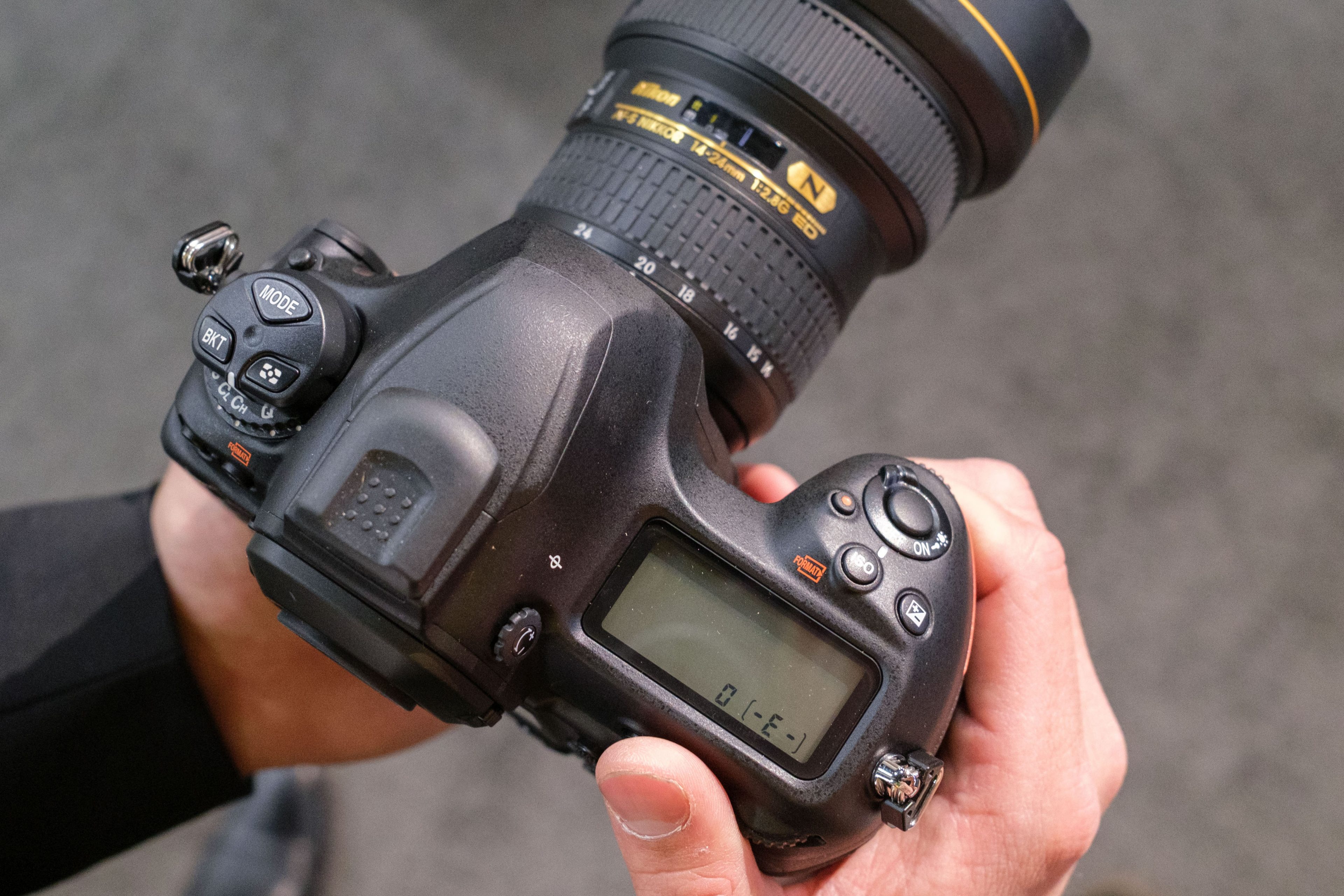 Nikon xác nhận những chiếc máy ảnh D6 đầu tiên tới tay khách hàng vào cuối tháng 5