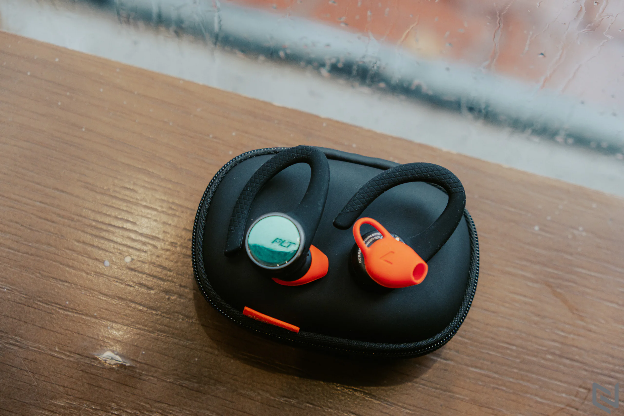 Trên tay tai nghe Plantronics BackBeat FIT 3100: Hoàn thiện tốt, bám tai chắc chắn và kháng nước IP57