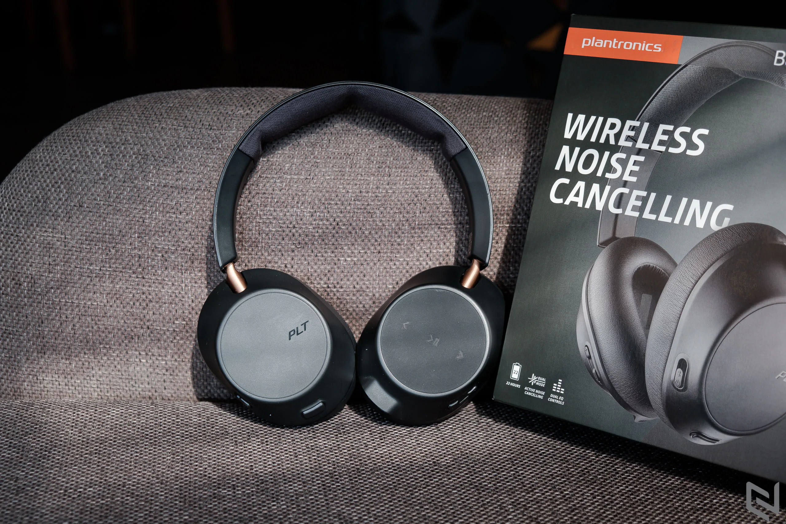 Trên tay tai nghe Plantronics BackBeat Go 810 với chống ồn chủ động, chất âm tốt và pin hơn 20 tiếng