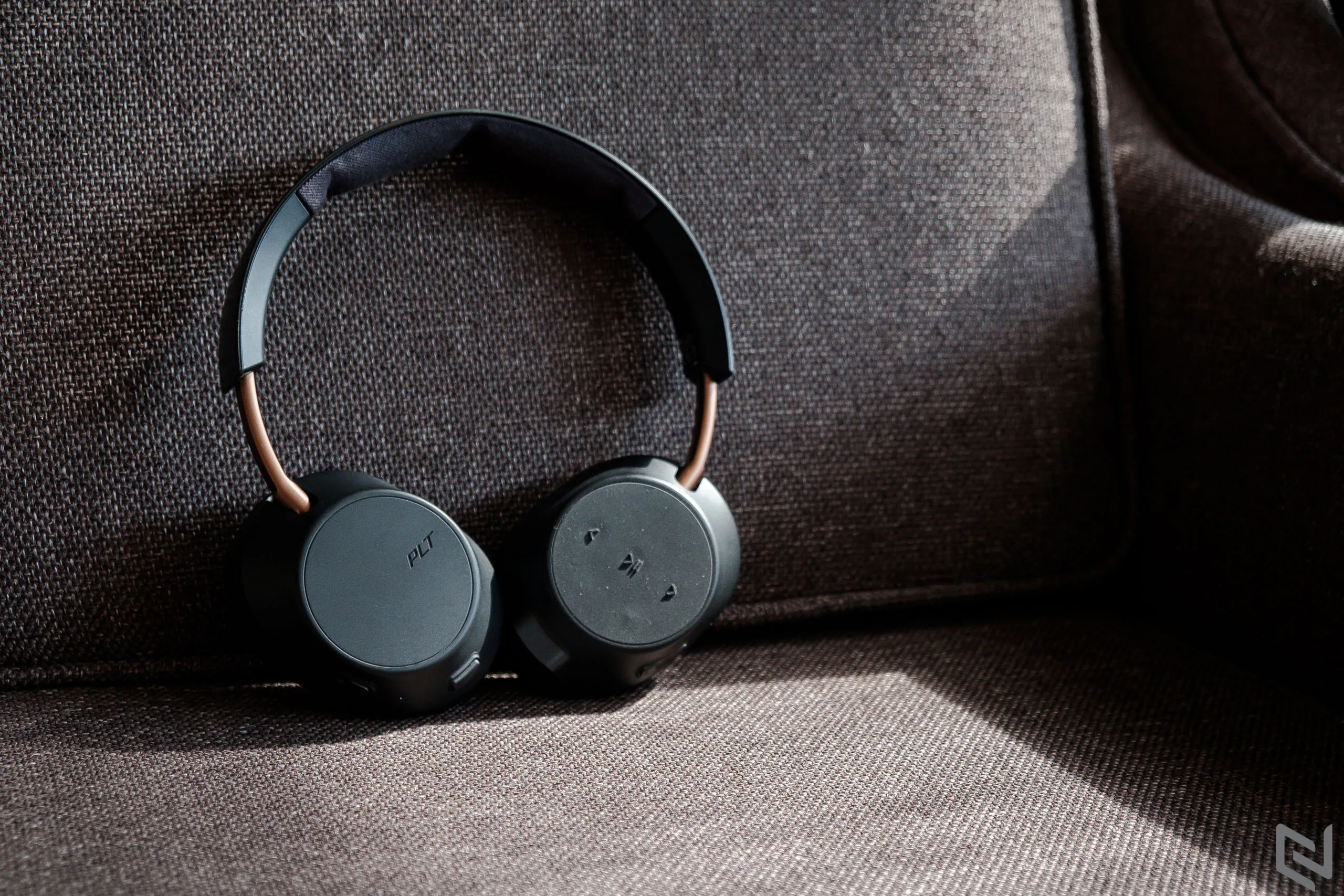 Trên tay tai nghe Plantronics BackBeat Go 810 với chống ồn chủ động, chất âm tốt và pin hơn 20 tiếng