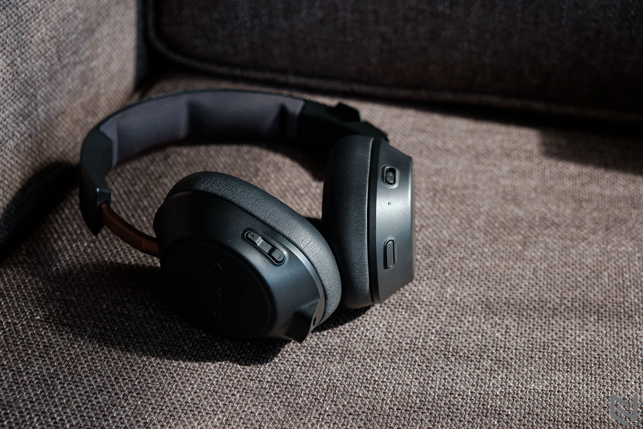 Trên tay tai nghe Plantronics BackBeat Go 810 với chống ồn chủ động, chất âm tốt và pin hơn 20 tiếng