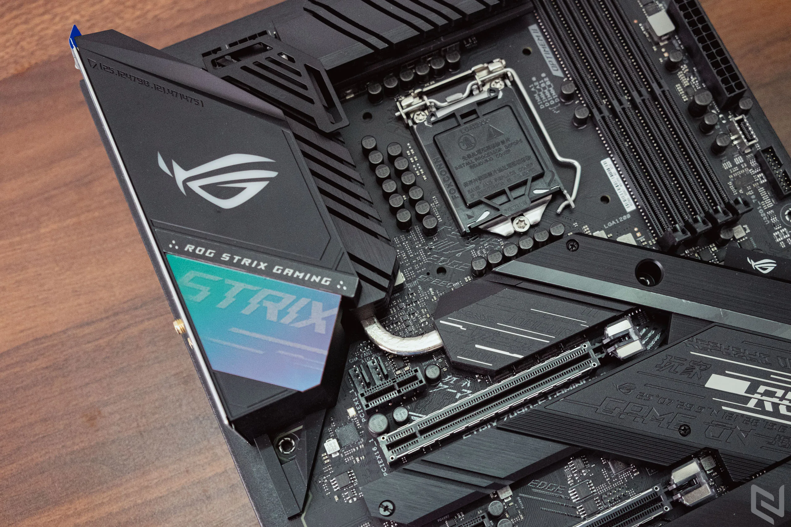 Mở hộp bo mạch chủ ASUS ROG Strix Z490-E Gaming, vẻ đẹp phong cách "cyberpunk" chưa bao giờ ngừng hot
