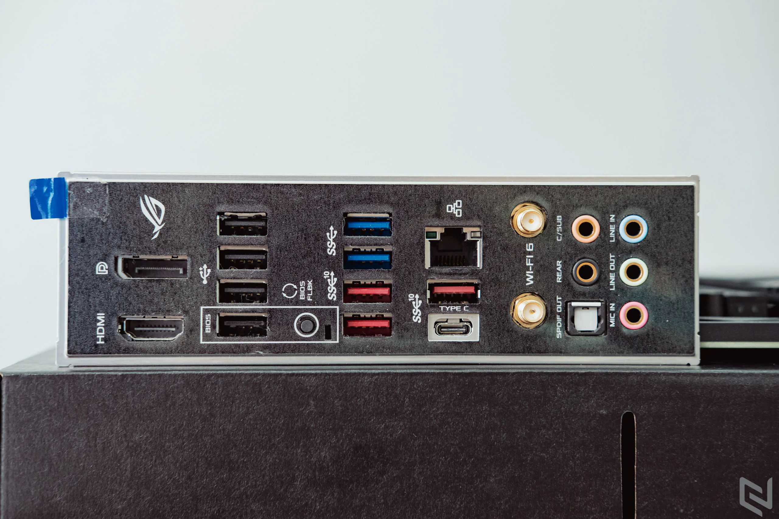 Mở hộp bo mạch chủ ASUS ROG Strix Z490-E Gaming, vẻ đẹp phong cách "cyberpunk" chưa bao giờ ngừng hot