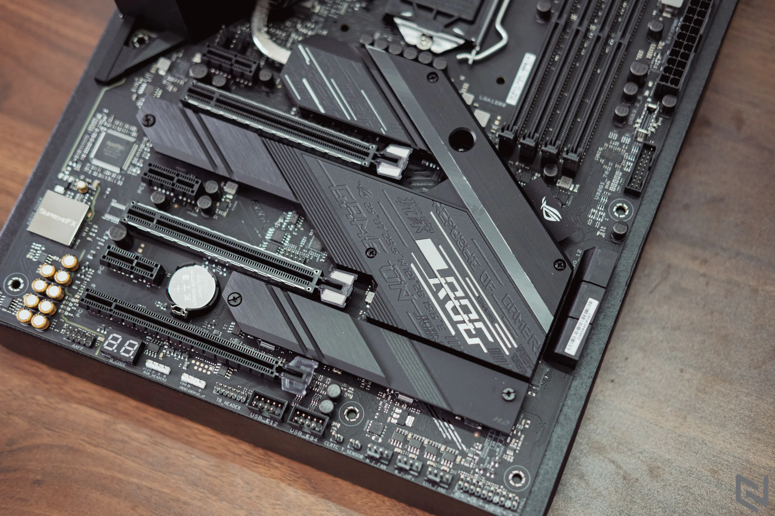 Mở hộp bo mạch chủ ASUS ROG Strix Z490-E Gaming, vẻ đẹp phong cách "cyberpunk" chưa bao giờ ngừng hot