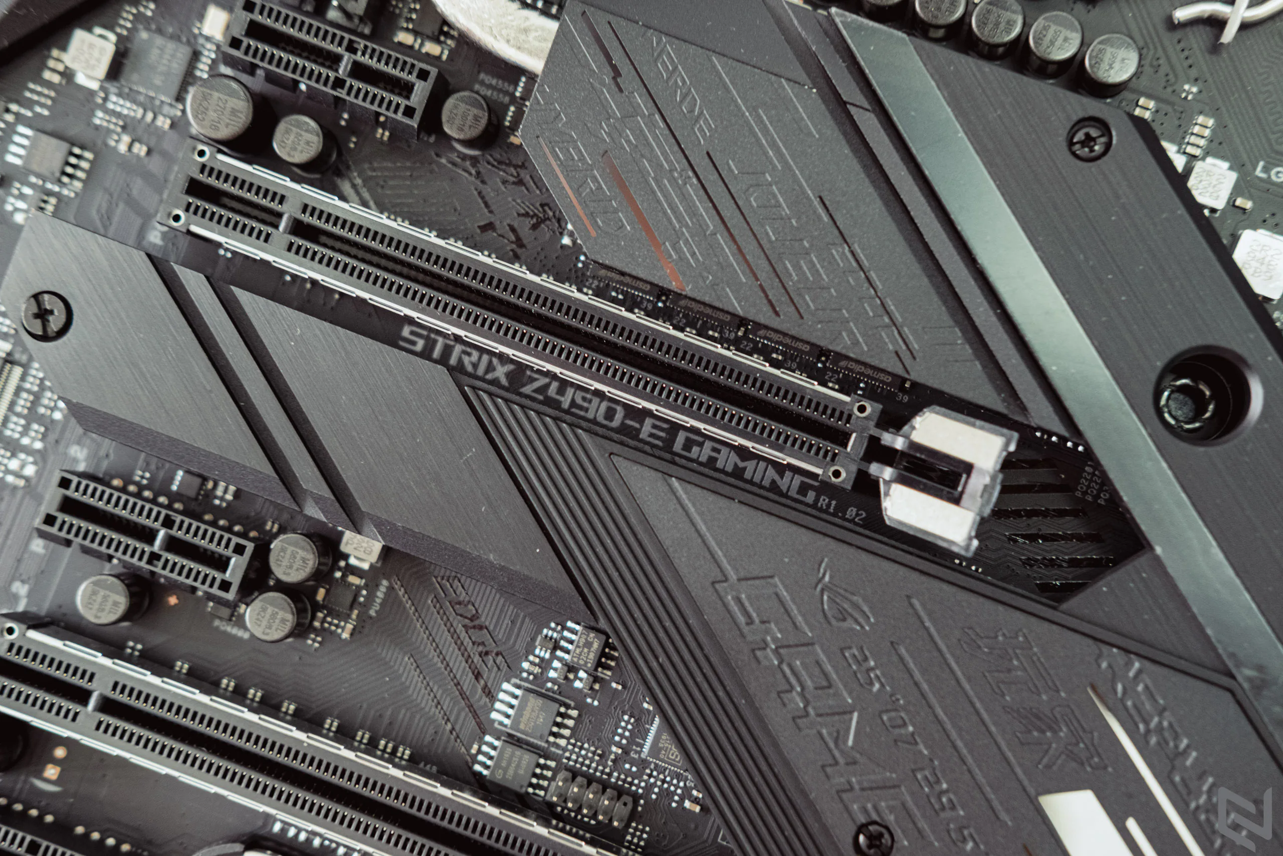 Mở hộp bo mạch chủ ASUS ROG Strix Z490-E Gaming, vẻ đẹp phong cách "cyberpunk" chưa bao giờ ngừng hot