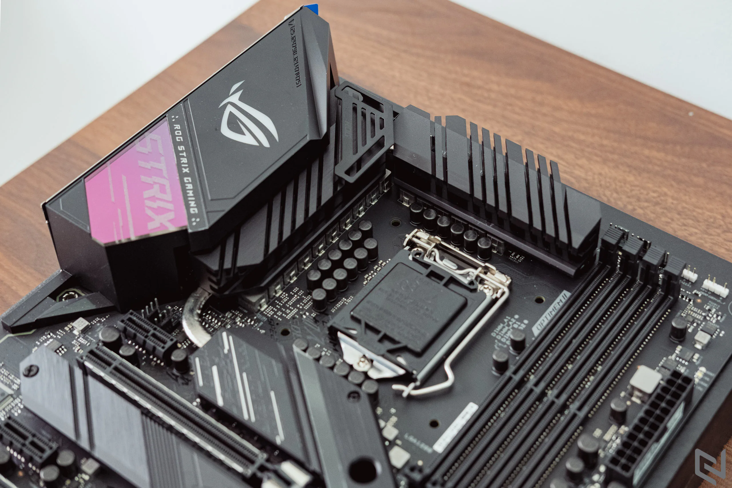Mở hộp bo mạch chủ ASUS ROG Strix Z490-E Gaming, vẻ đẹp phong cách "cyberpunk" chưa bao giờ ngừng hot