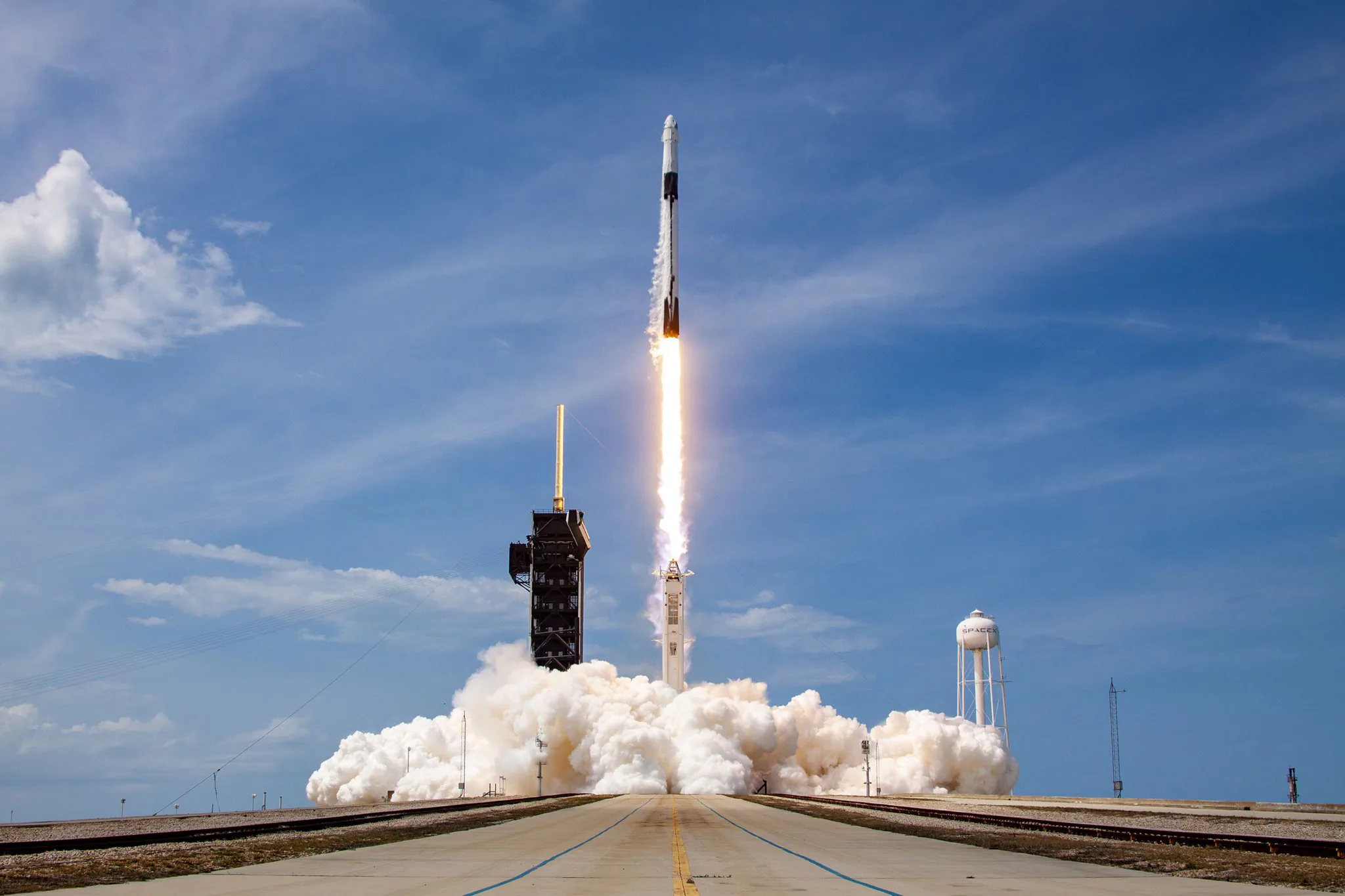 SpaceX phóng thành công tên lửa đẩy Falcon 9 với hai phi hành gia, mở ra kỷ nguyên du hành không gian thương mại