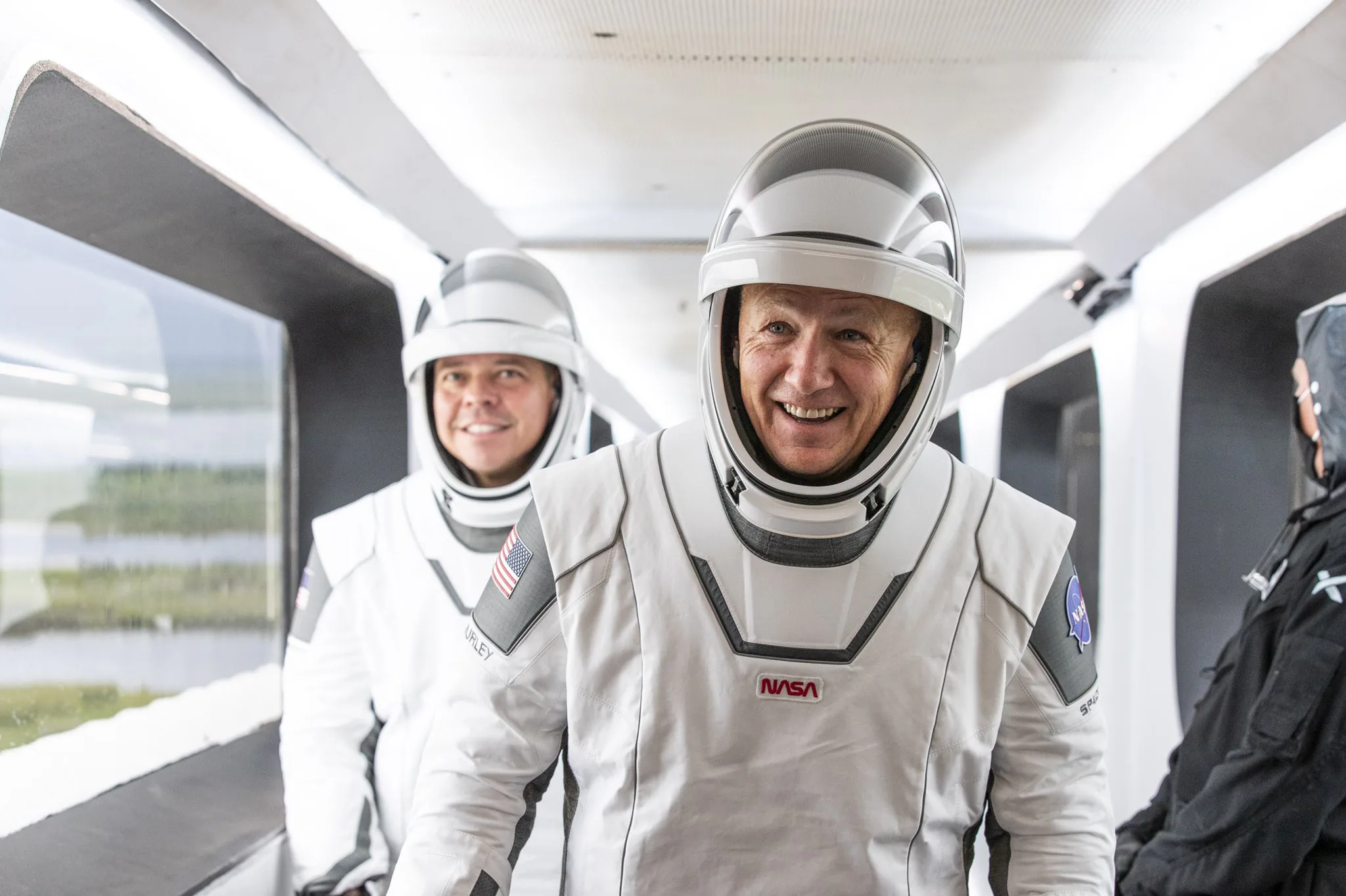 SpaceX phóng thành công tên lửa đẩy Falcon 9 với hai phi hành gia, mở ra kỷ nguyên du hành không gian thương mại