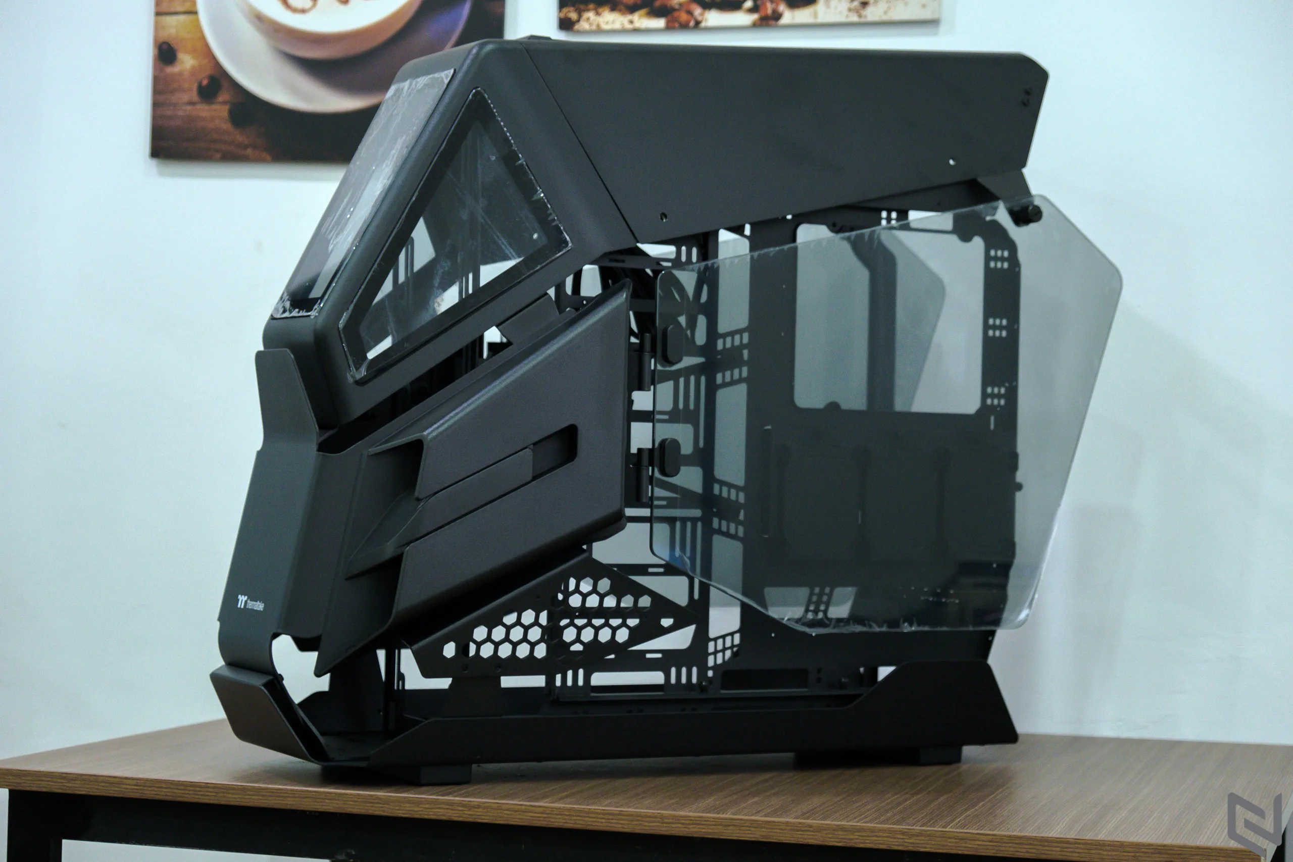 Thermaltake giới thiệu 4 thùng máy tính mới AH-T600, H550 TG, H200 TG, S100 TG tại Việt Nam