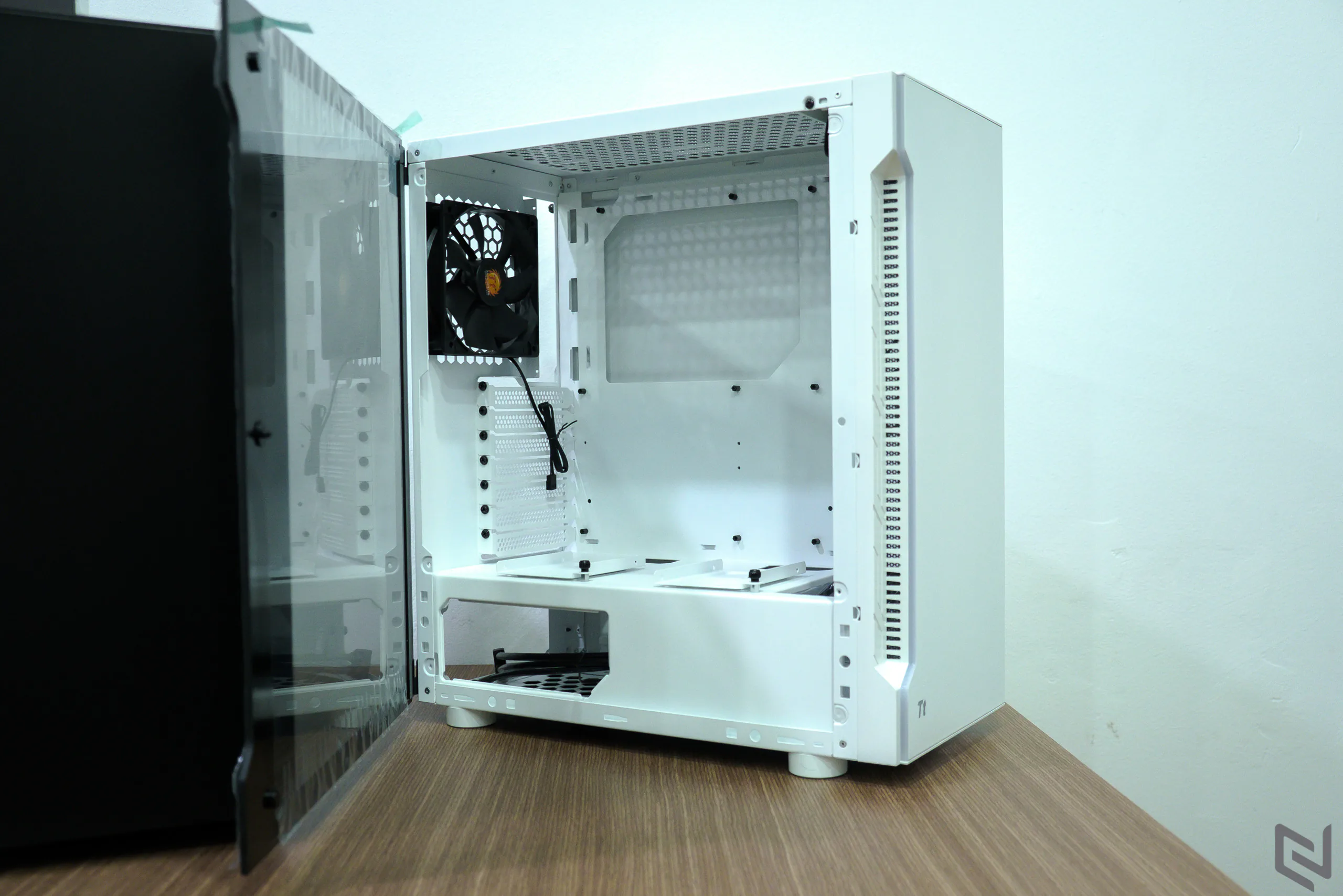 Thermaltake giới thiệu 4 thùng máy tính mới AH-T600, H550 TG, H200 TG, S100 TG tại Việt Nam