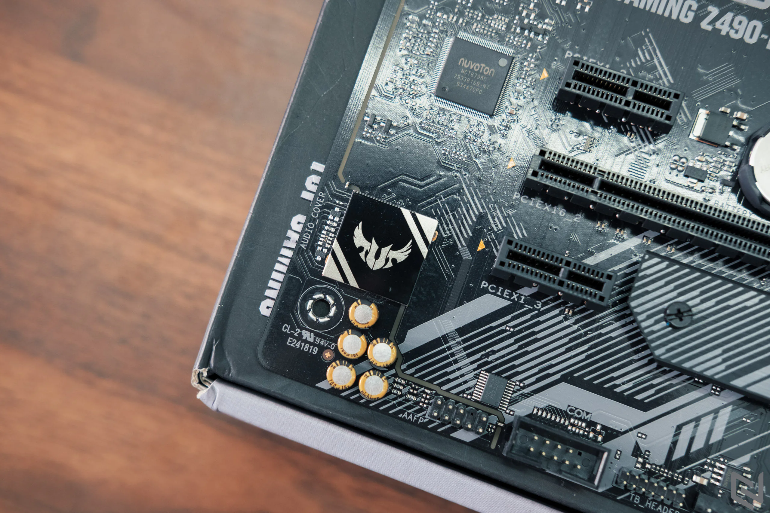 Mở hộp bo mạch chủ TUF Gaming Z490-Plus(WI-FI), cực bền bỉ với vẻ ngoài "cơ khí" cục mịch
