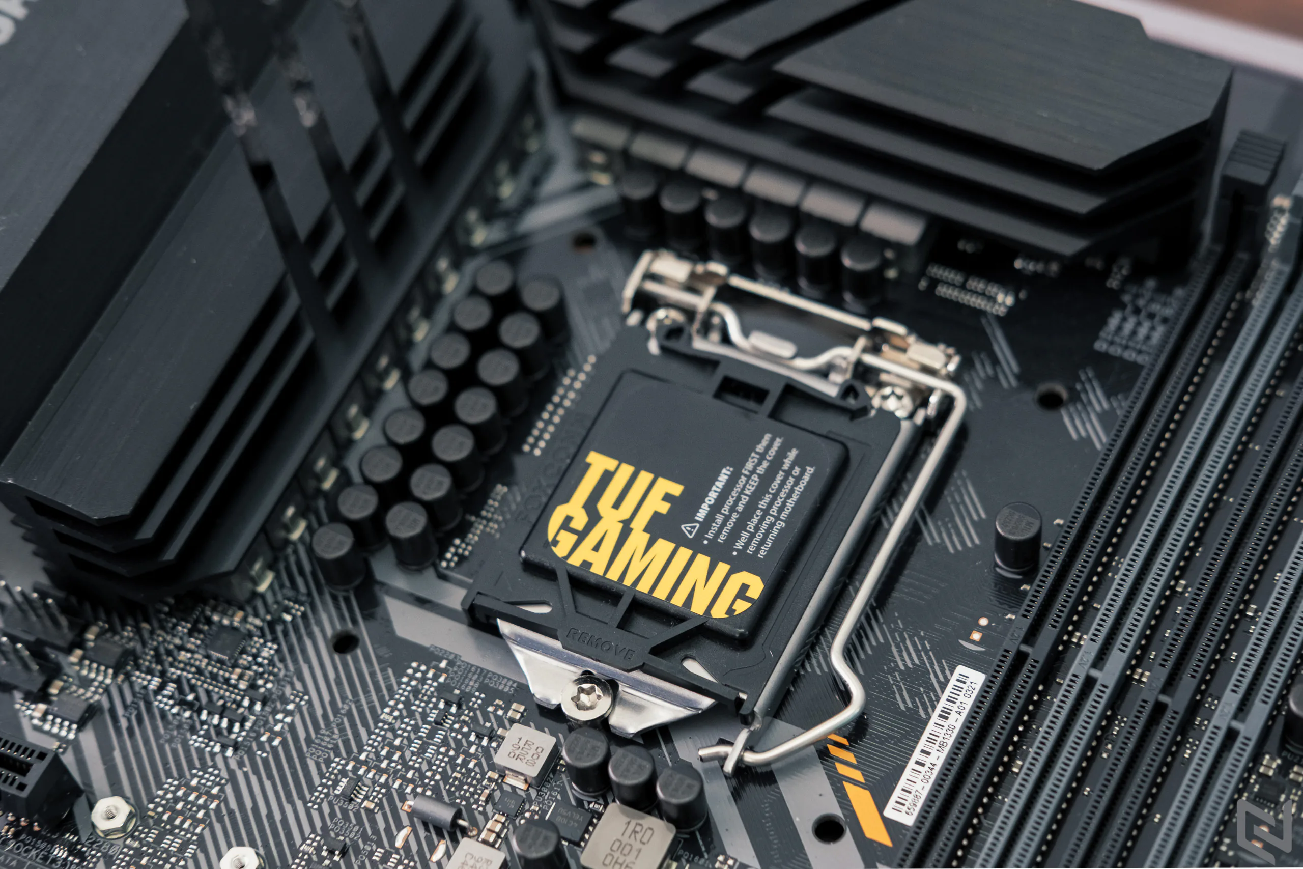 Mở hộp bo mạch chủ TUF Gaming Z490-Plus(WI-FI), cực bền bỉ với vẻ ngoài "cơ khí" cục mịch