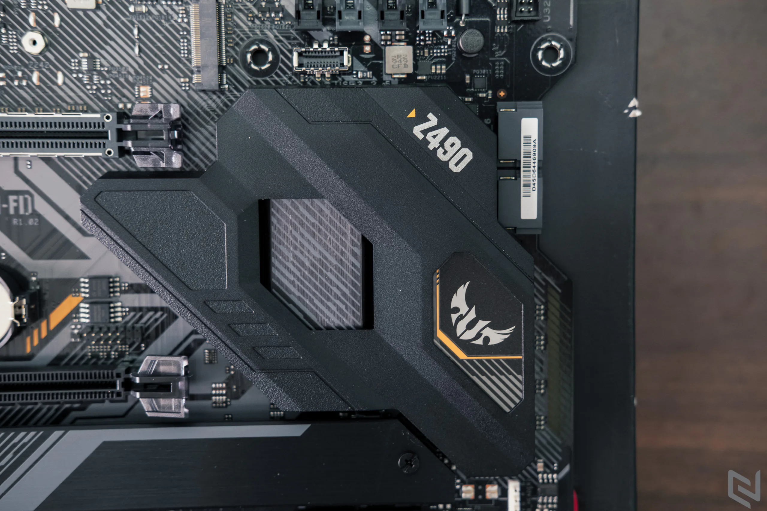 Mở hộp bo mạch chủ TUF Gaming Z490-Plus(WI-FI), cực bền bỉ với vẻ ngoài "cơ khí" cục mịch