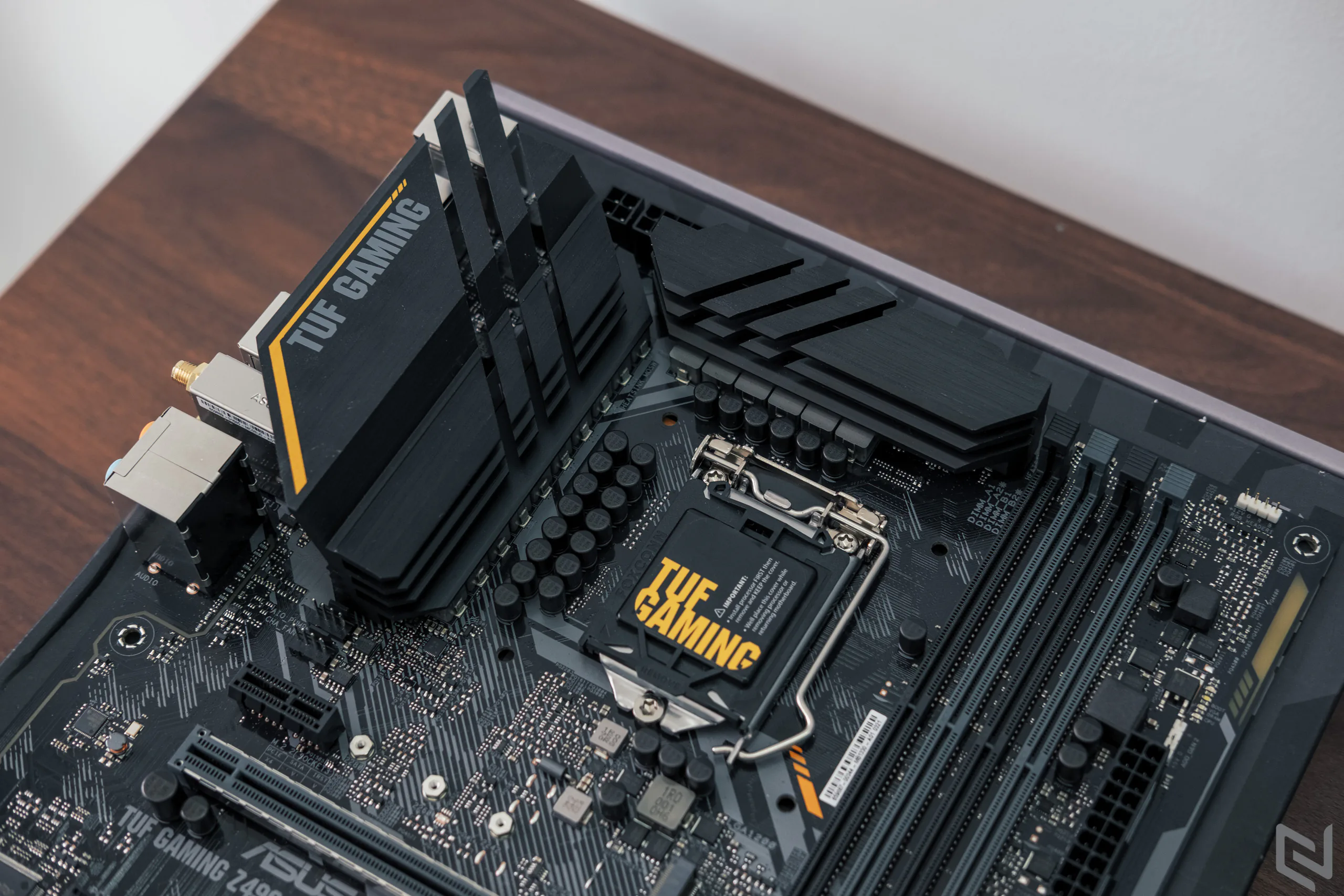 Mở hộp bo mạch chủ TUF Gaming Z490-Plus(WI-FI), cực bền bỉ với vẻ ngoài "cơ khí" cục mịch
