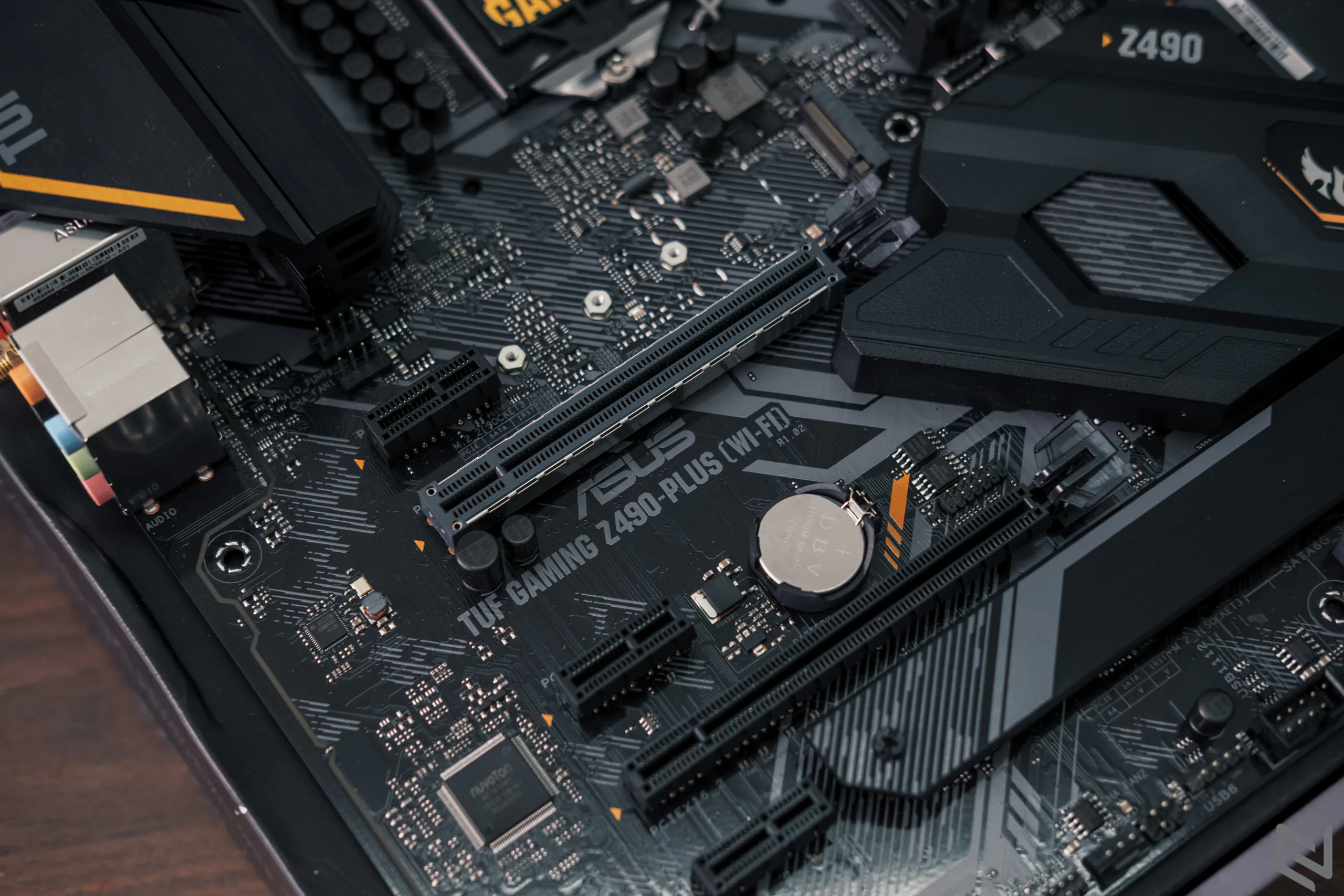 Mở hộp bo mạch chủ TUF Gaming Z490-Plus(WI-FI), cực bền bỉ với vẻ ngoài "cơ khí" cục mịch