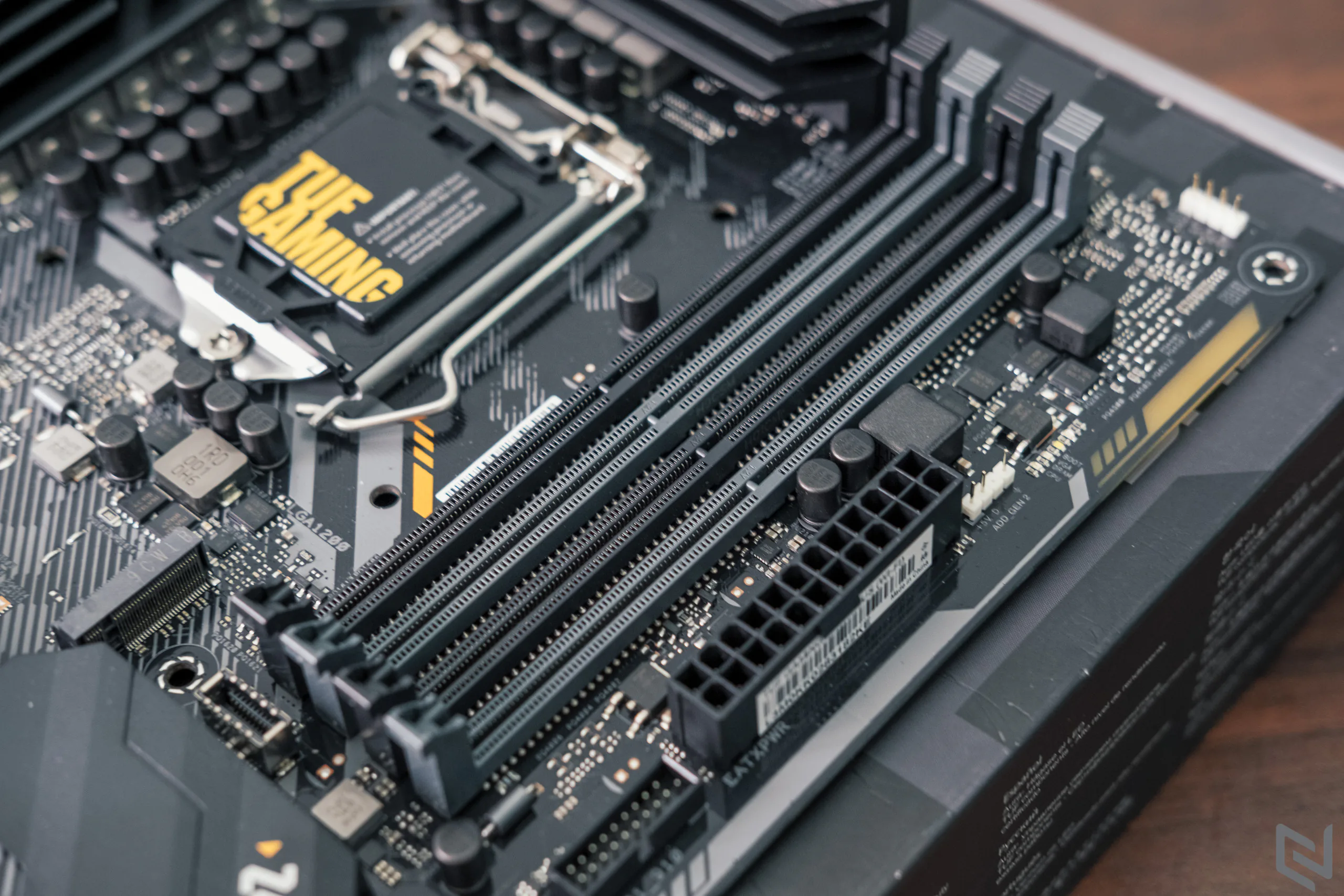 Mở hộp bo mạch chủ TUF Gaming Z490-Plus(WI-FI), cực bền bỉ với vẻ ngoài "cơ khí" cục mịch