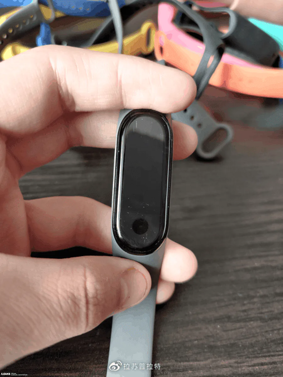 Xuất hiện ảnh thực tế Xiaomi Mi Band 5 với màn hình đục lỗ