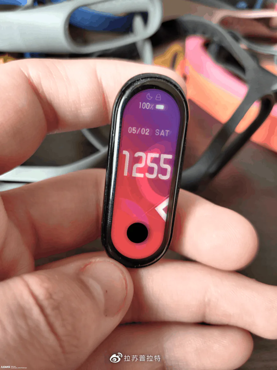 Xuất hiện ảnh thực tế Xiaomi Mi Band 5 với màn hình đục lỗ