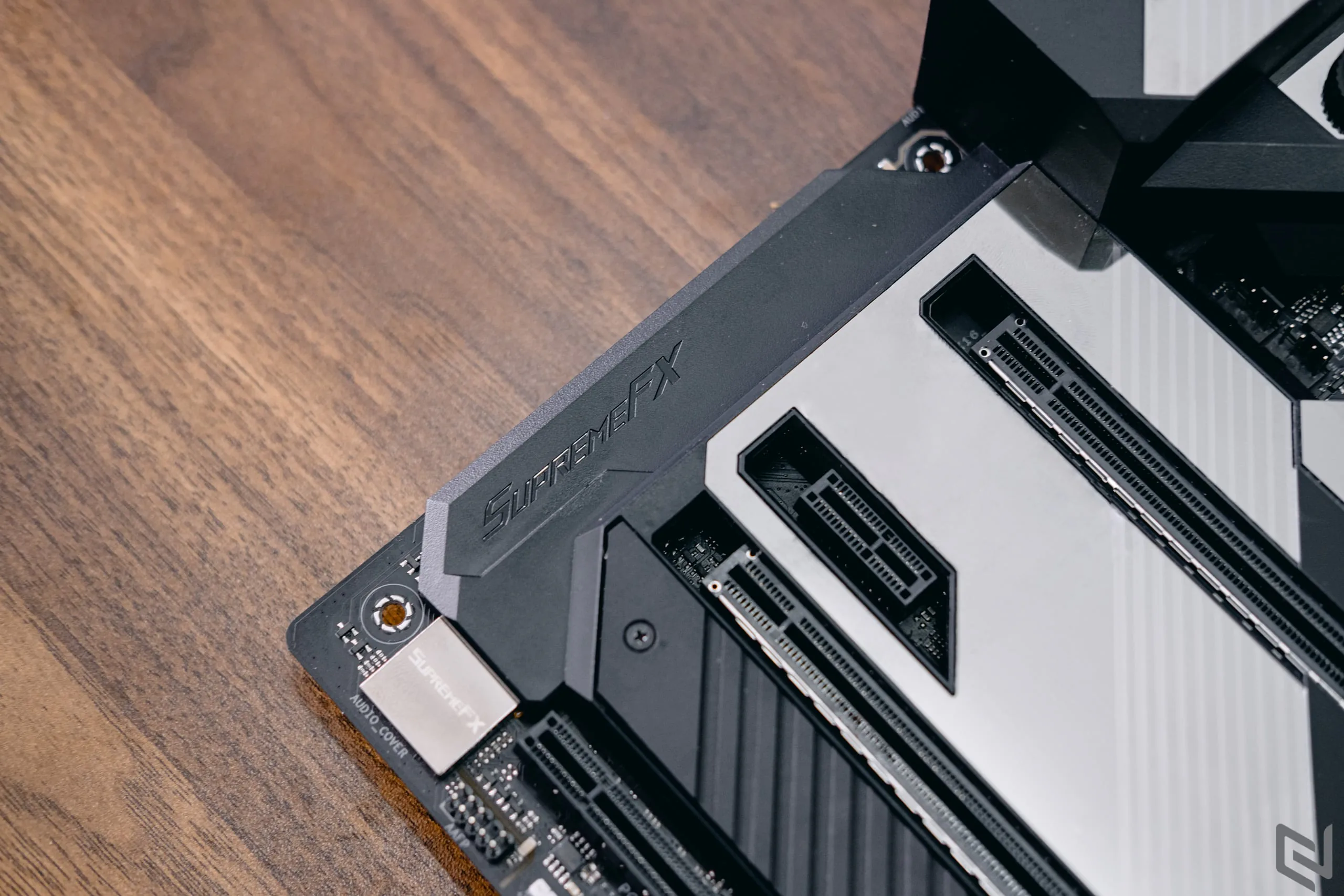 Mở hộp bo mạch chủ ROG Maximus XII Formula từ ASUS dành cho các game thủ thích "vọc vạch" tản nhiệt nước