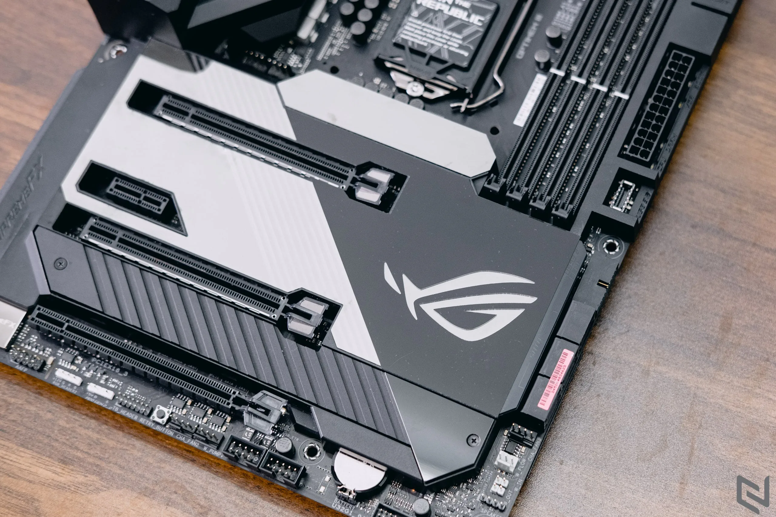 Mở hộp bo mạch chủ ROG Maximus XII Formula từ ASUS dành cho các game thủ thích "vọc vạch" tản nhiệt nước