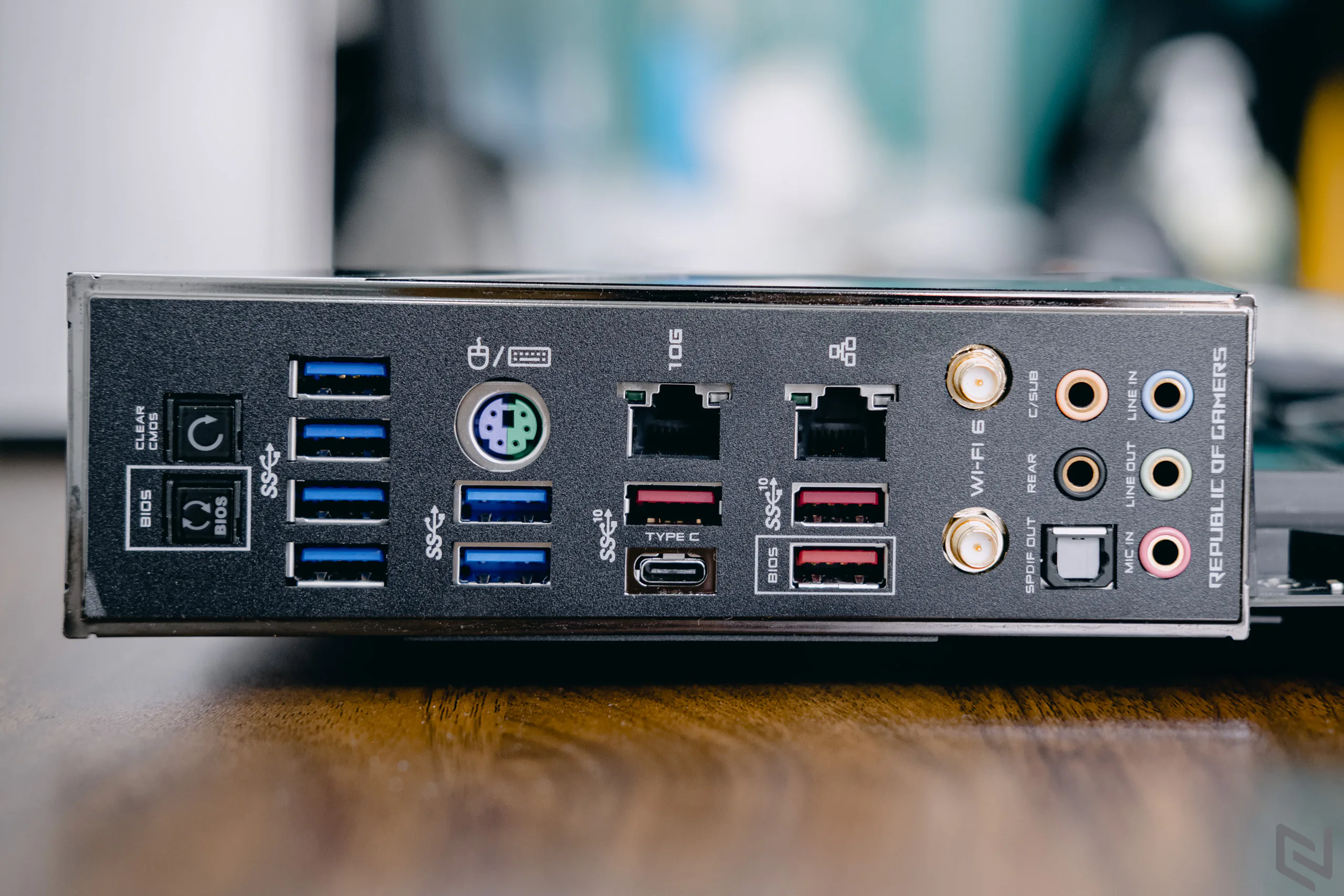 Mở hộp bo mạch chủ ROG Maximus XII Formula từ ASUS dành cho các game thủ thích "vọc vạch" tản nhiệt nước