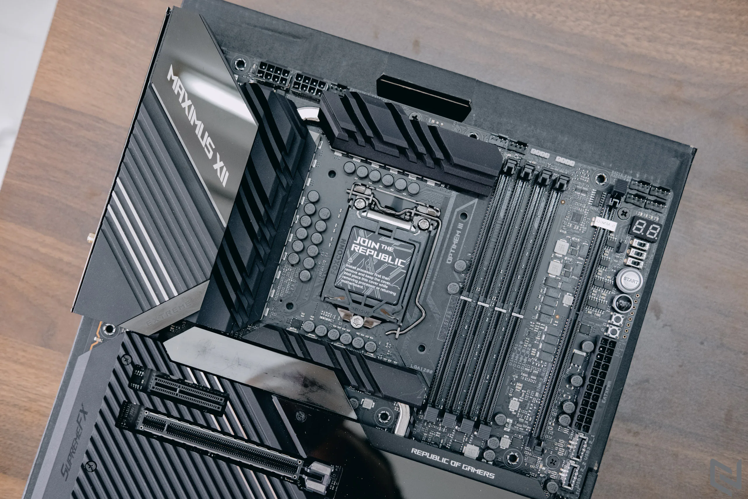 Mở hộp bo mạch chủ ROG Maximus XII Extreme từ ASUS, trùm cuối xịn xò với giáp bảo vệ bao quanh