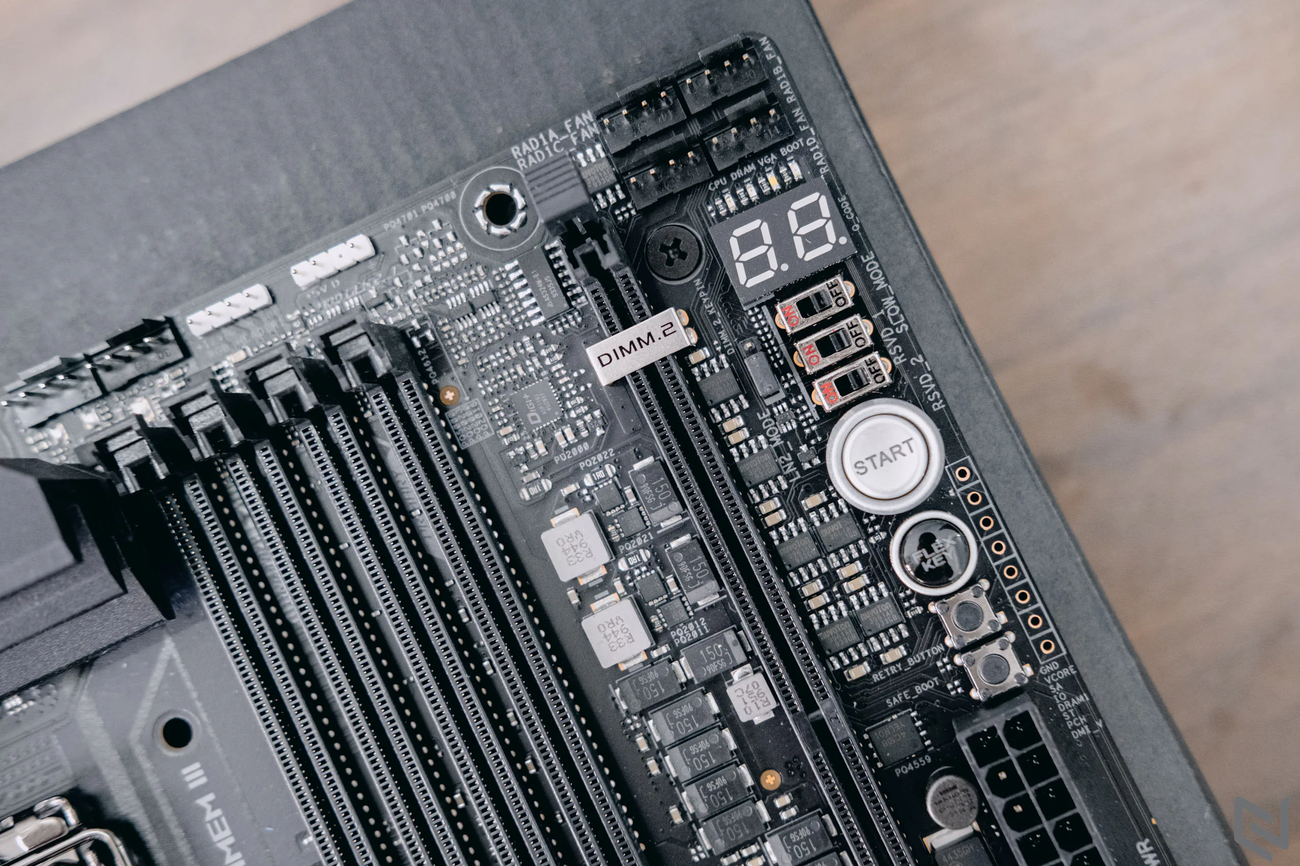 Mở hộp bo mạch chủ ROG Maximus XII Extreme từ ASUS, trùm cuối xịn xò với giáp bảo vệ bao quanh