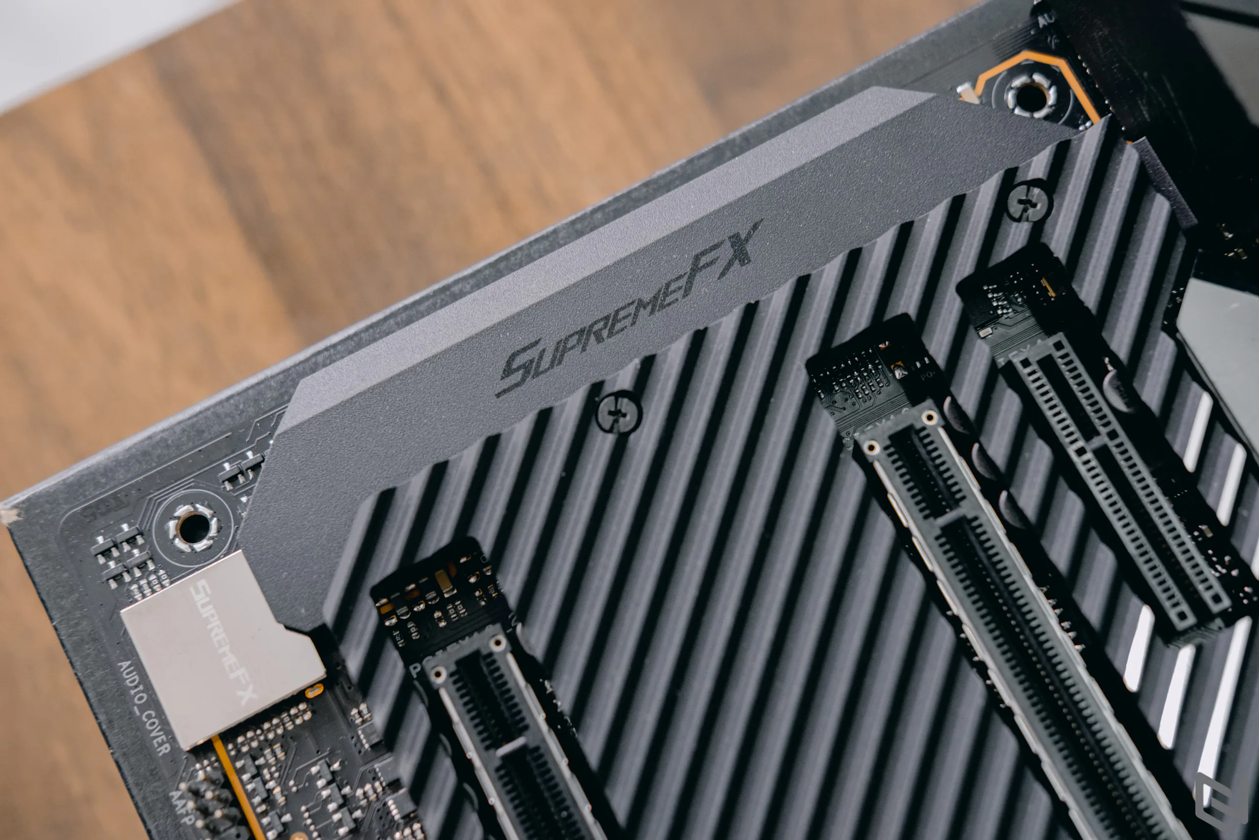Mở hộp bo mạch chủ ROG Maximus XII Extreme từ ASUS, trùm cuối xịn xò với giáp bảo vệ bao quanh