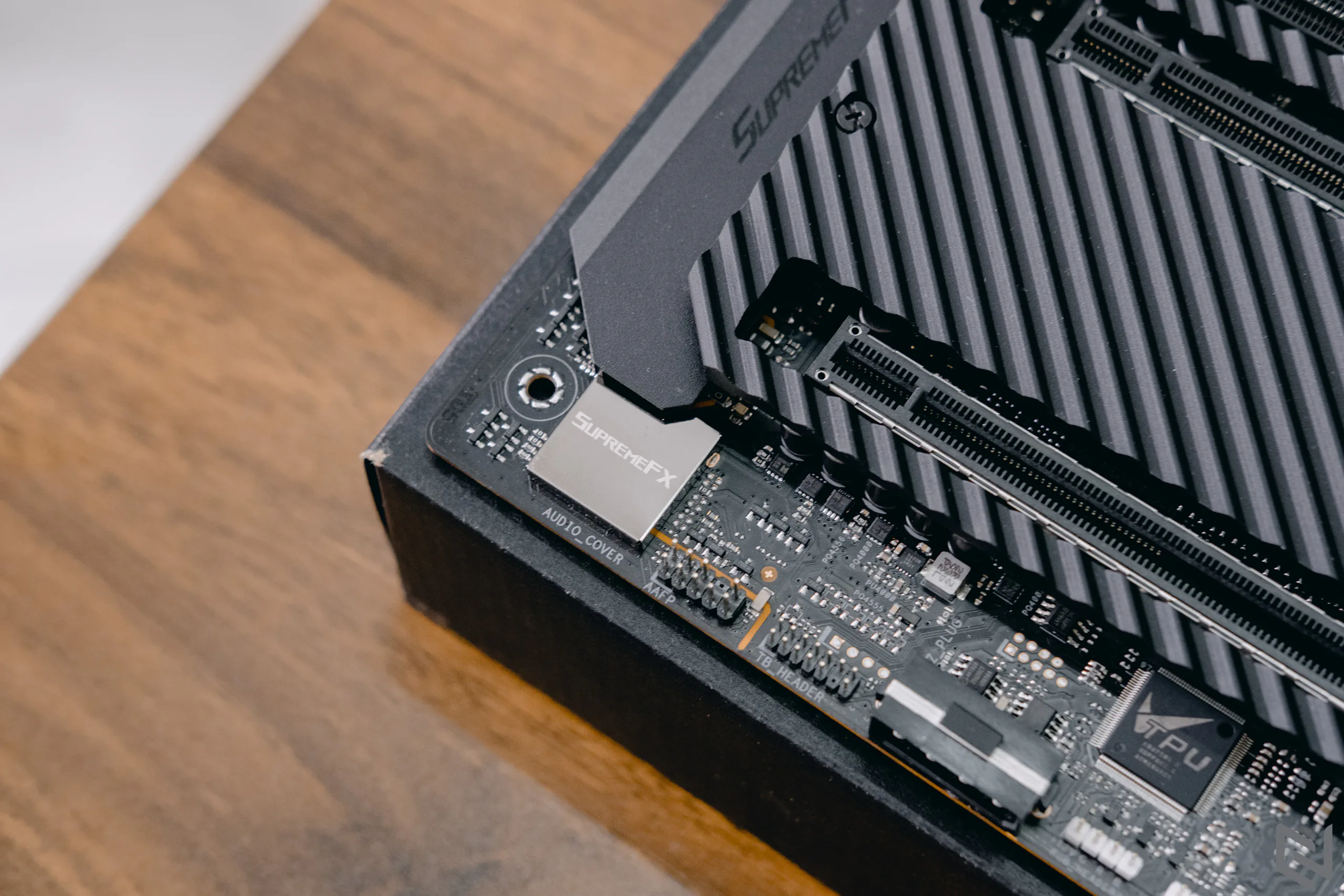 Mở hộp bo mạch chủ ROG Maximus XII Extreme từ ASUS, trùm cuối xịn xò với giáp bảo vệ bao quanh