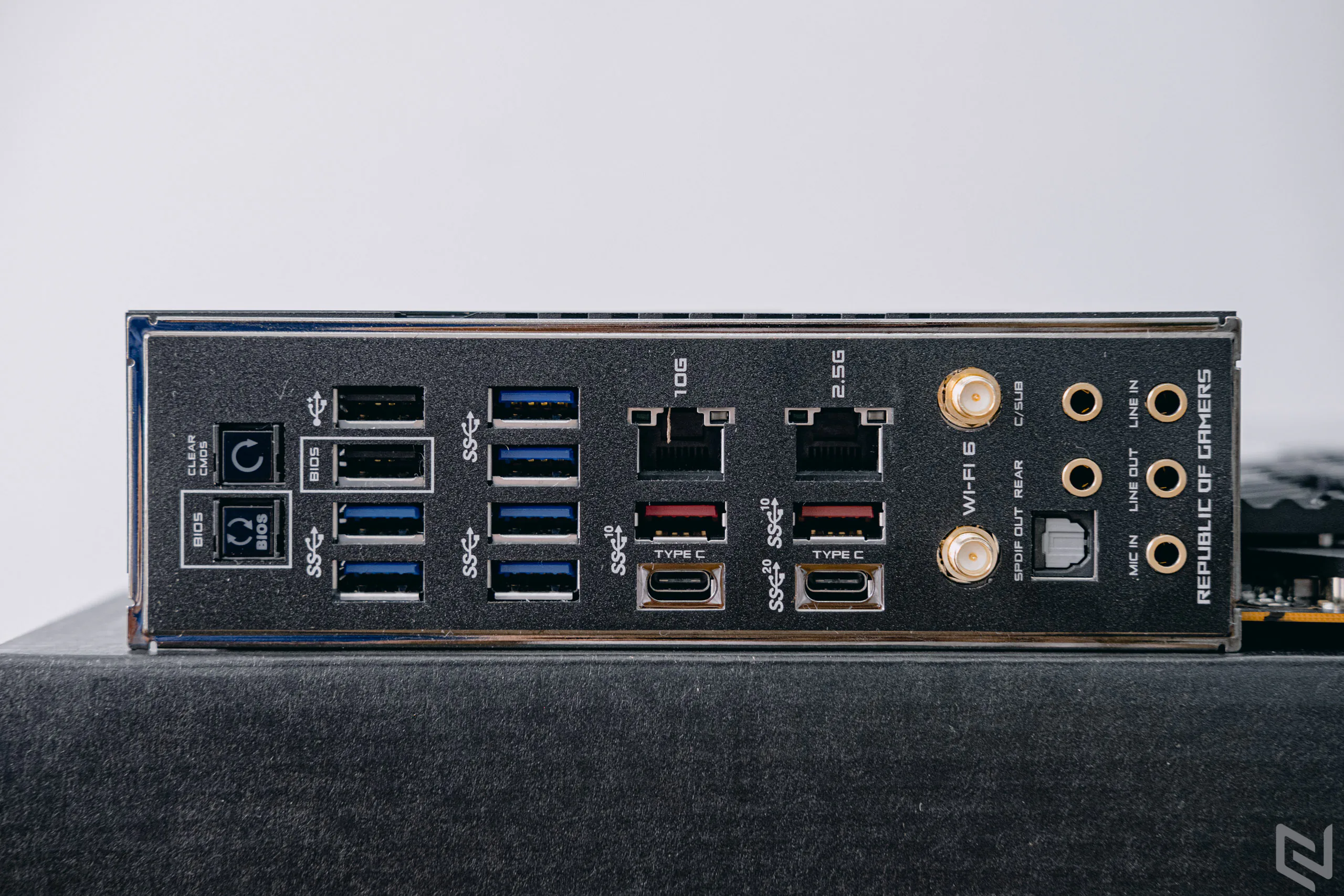 Mở hộp bo mạch chủ ROG Maximus XII Extreme từ ASUS, trùm cuối xịn xò với giáp bảo vệ bao quanh