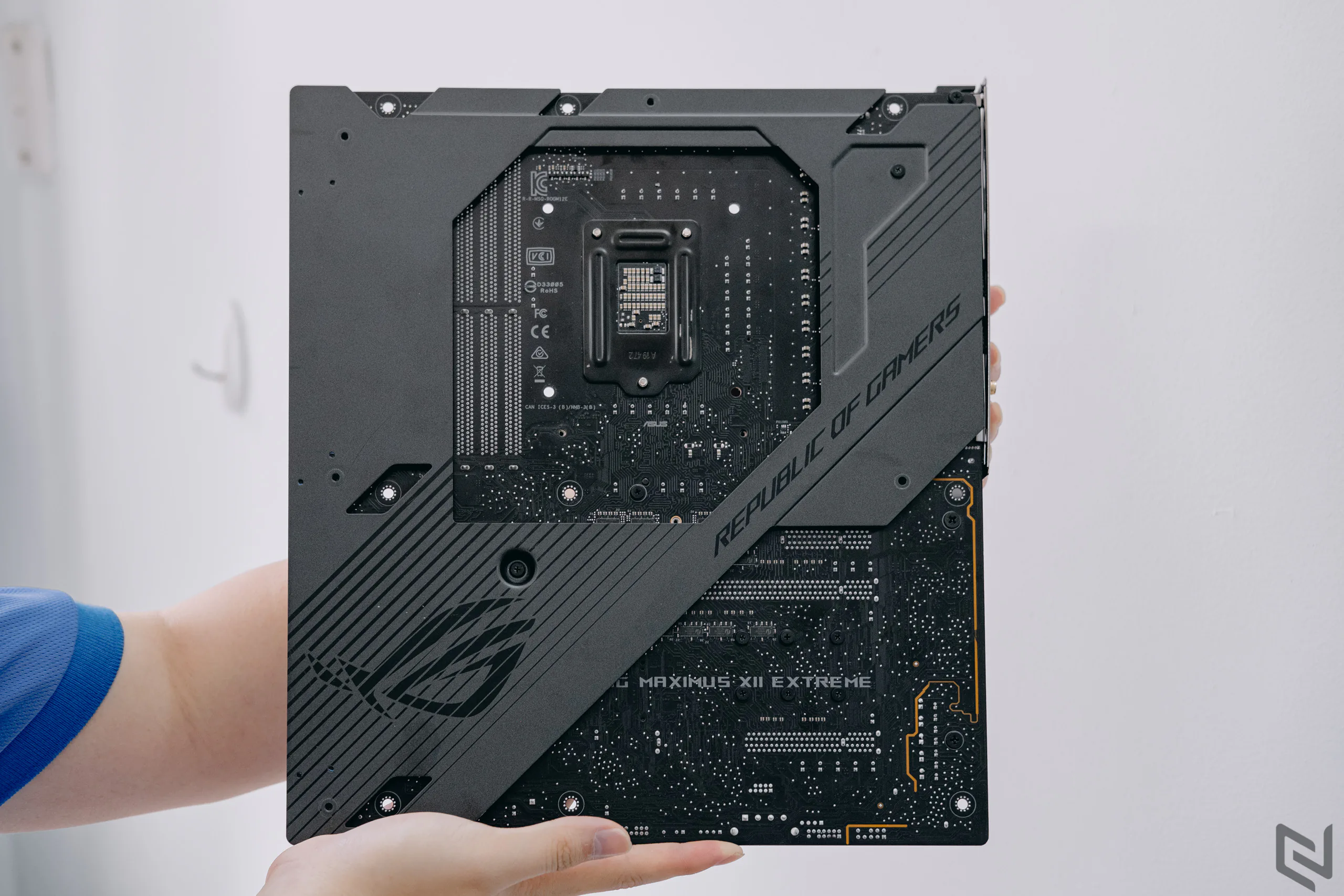 Mở hộp bo mạch chủ ROG Maximus XII Extreme từ ASUS, trùm cuối xịn xò với giáp bảo vệ bao quanh
