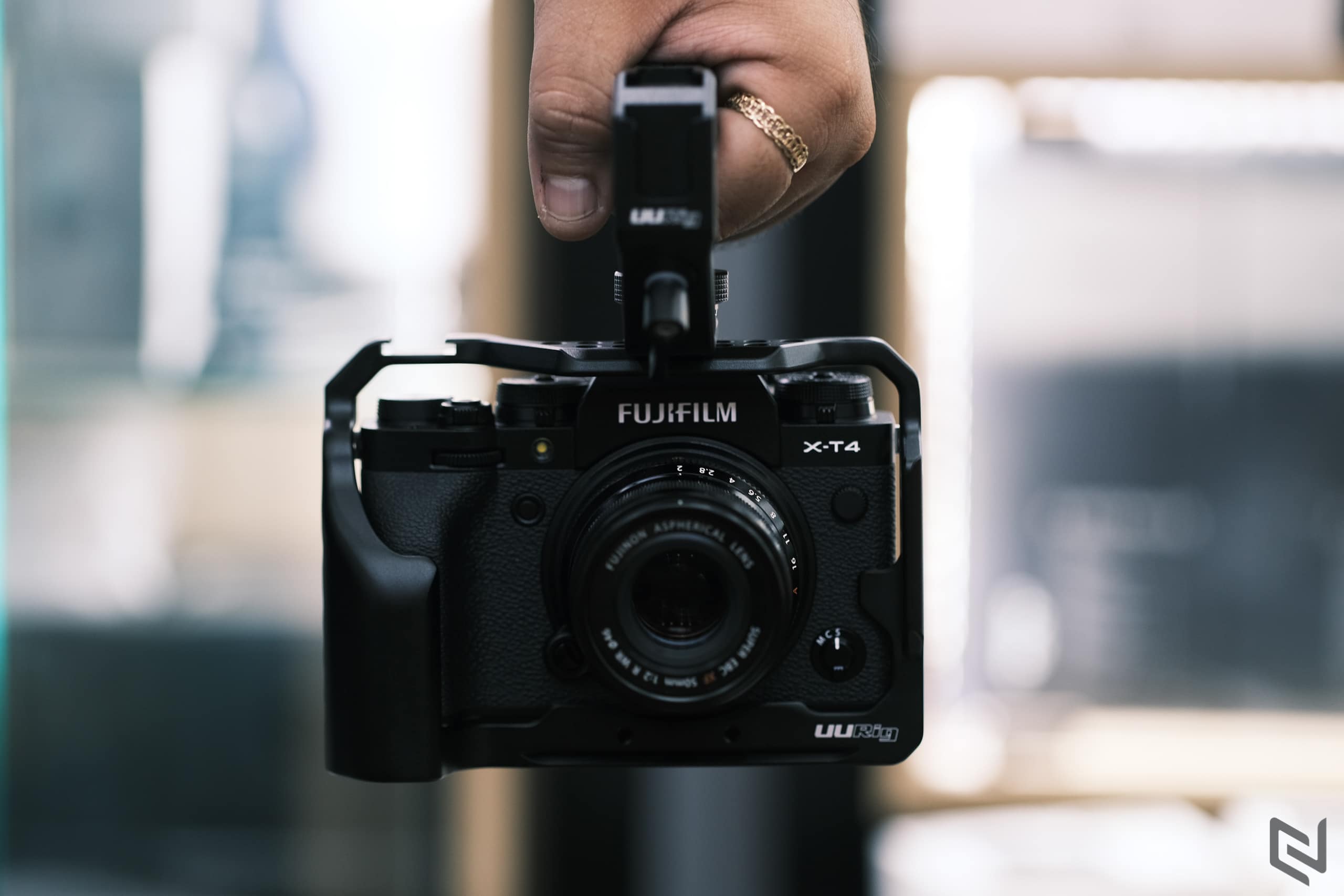Trên tay bộ khung và tay cầm UUrig cho Fujifilm X-T4, bộ phụ kiện hấp dẫn cho các nhà làm phim