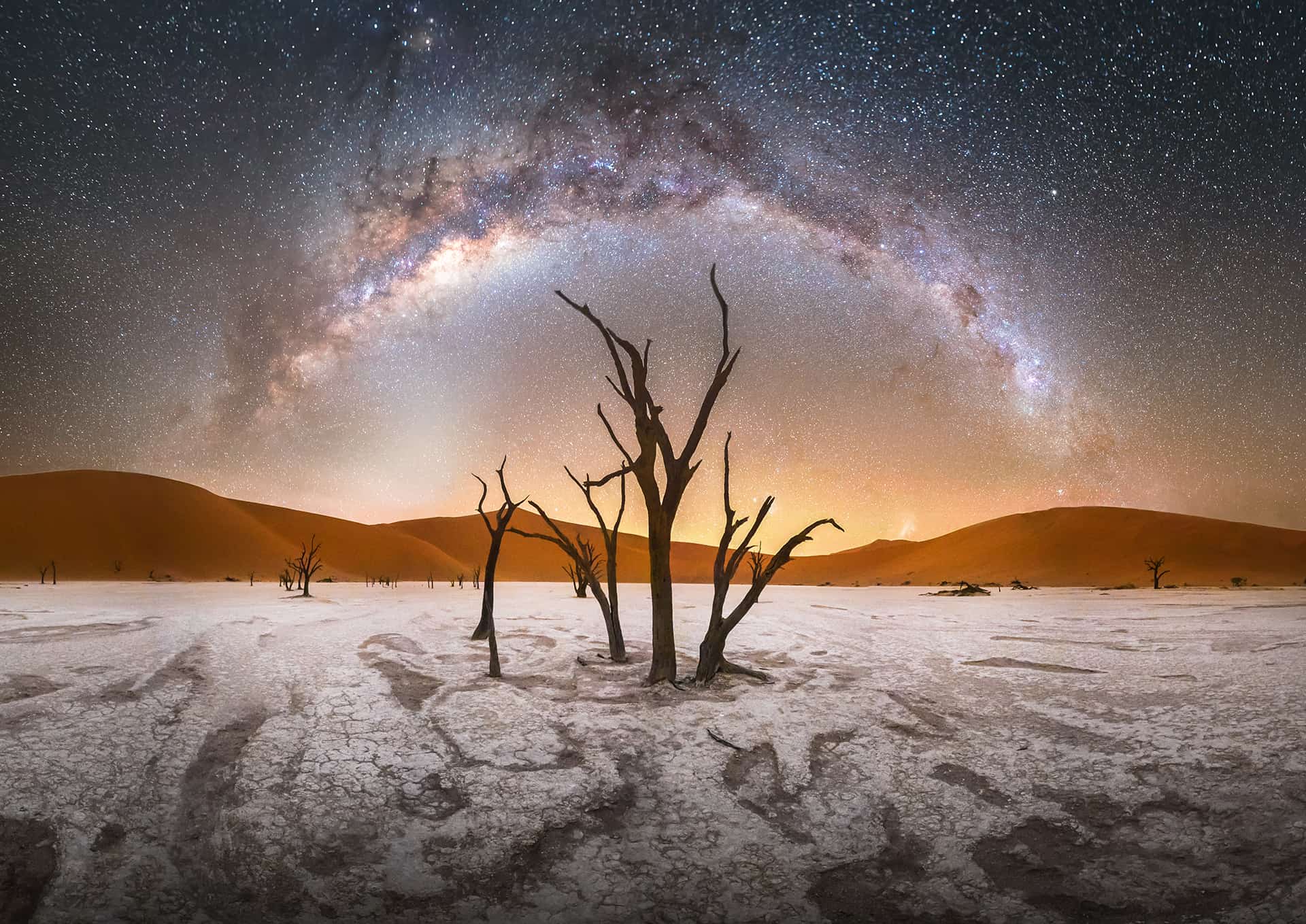 Những bức ảnh Dải Ngân Hà tuyệt nhất năm nay từ các nhiếp ảnh gia của năm