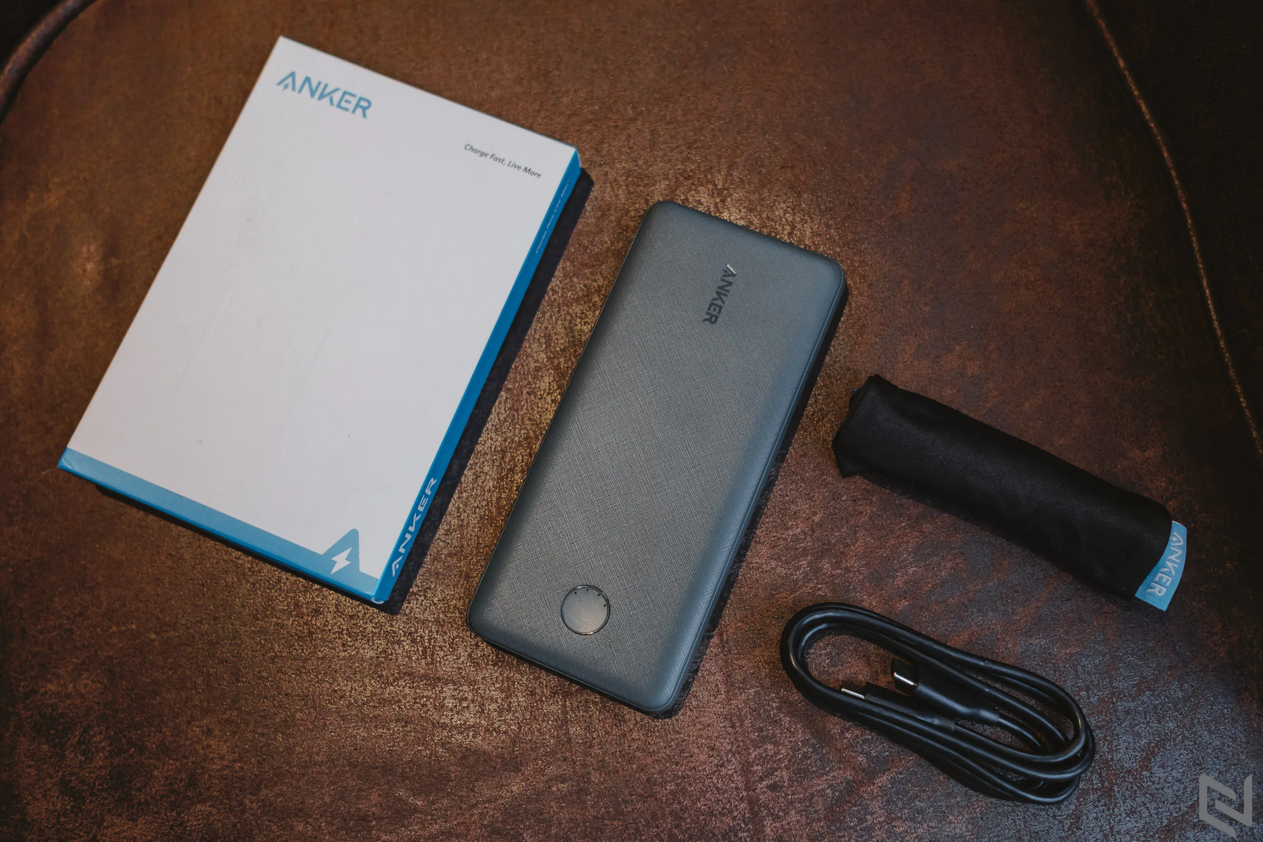 Trên tay pin dự phòng Anker PowerCore Slim 10000 PD giá 1,000,000 VND