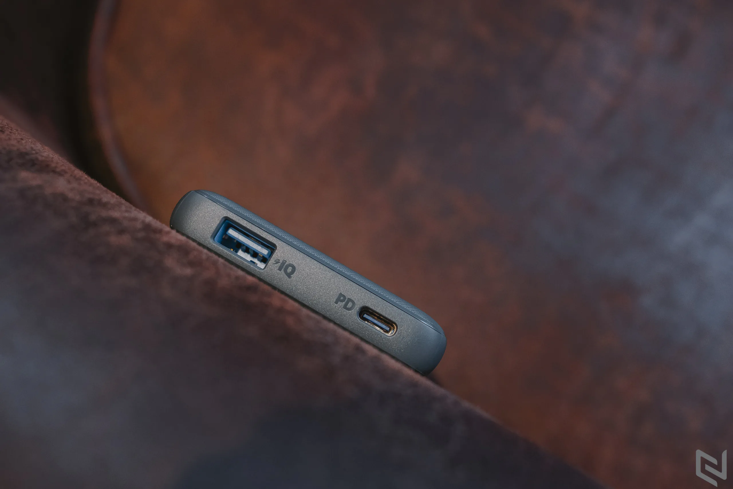 Trên tay pin dự phòng Anker PowerCore Slim 10000 PD giá 1,000,000 VND