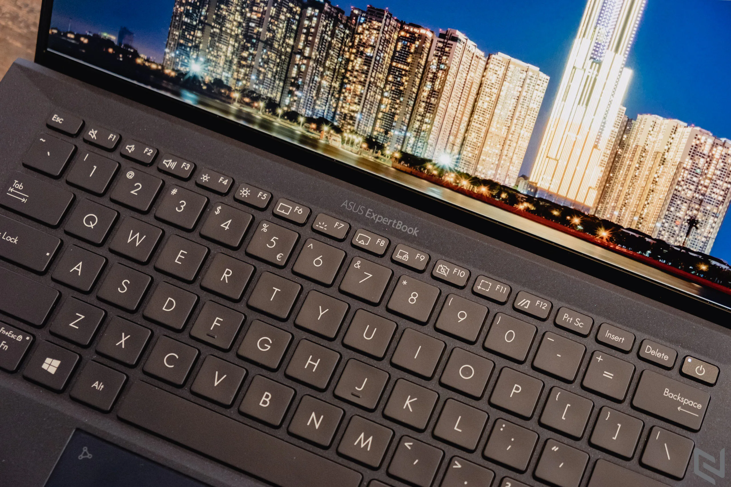 Đánh giá ASUS ExpertBook B9450, laptop pin 24 giờ nhẹ nhất thế giới