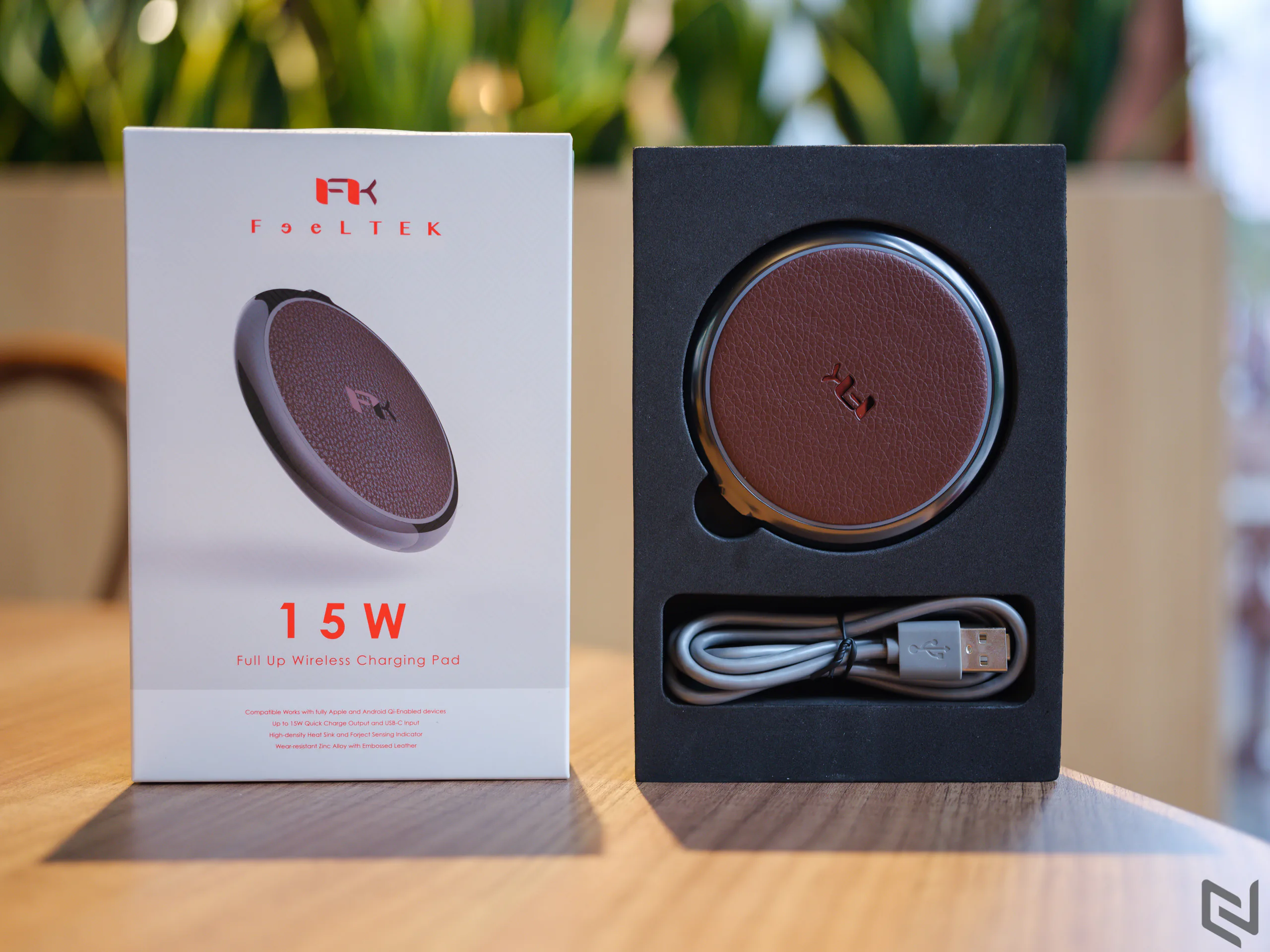 Trên tay Đế sạc không dây Feeltek Full Up Wireless Charging Pad 15W: Cao cấp, gọn nhẹ và hiệu quả