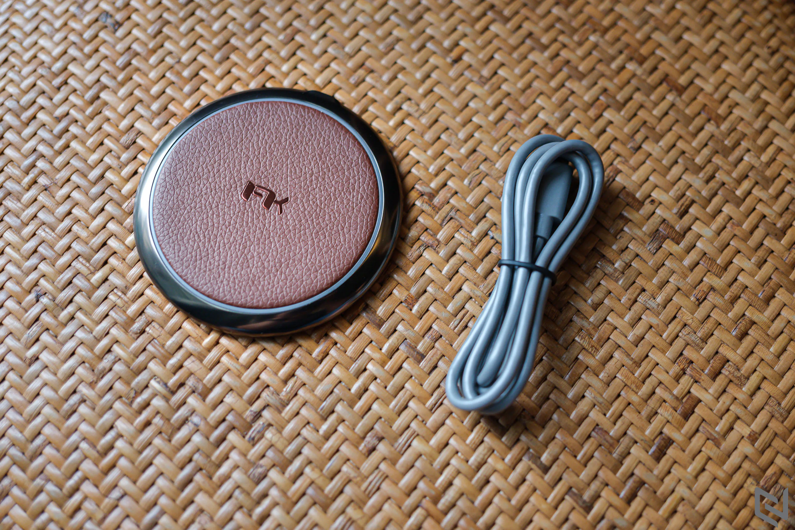 Trên tay Đế sạc không dây Feeltek Full Up Wireless Charging Pad 15W: Cao cấp, gọn nhẹ và hiệu quả