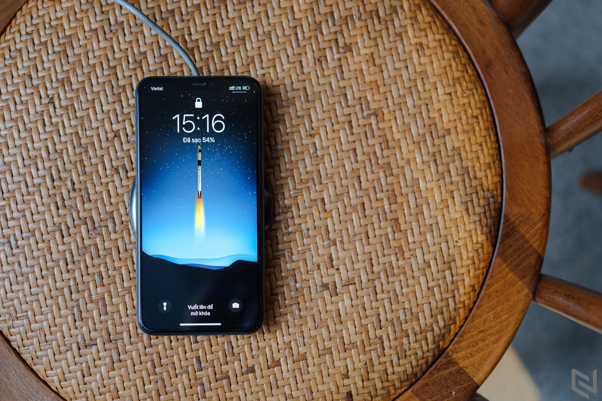 Trên tay Đế sạc không dây Feeltek Full Up Wireless Charging Pad 15W: Cao cấp, gọn nhẹ và hiệu quả