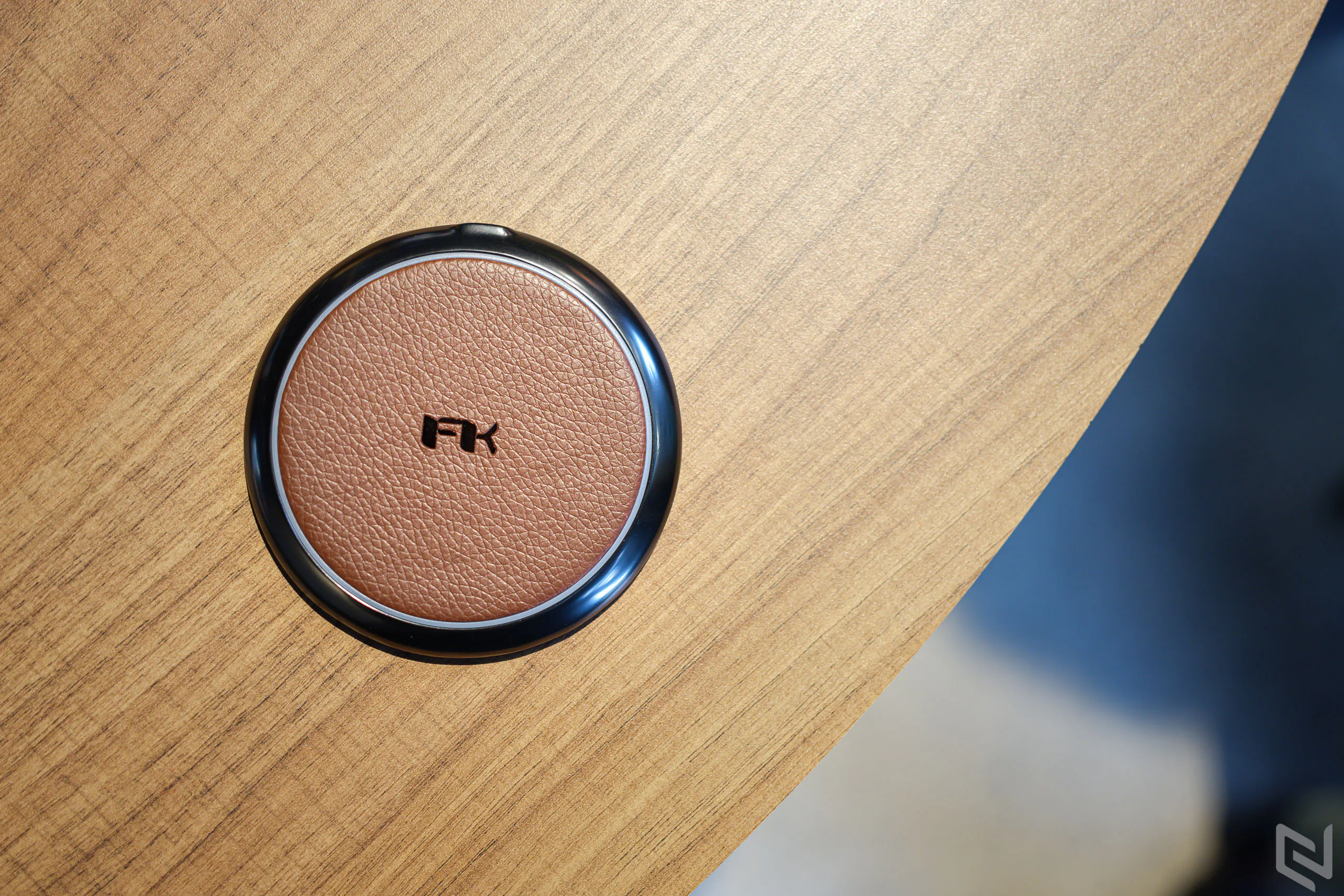 Trên tay Đế sạc không dây Feeltek Full Up Wireless Charging Pad 15W: Cao cấp, gọn nhẹ và hiệu quả