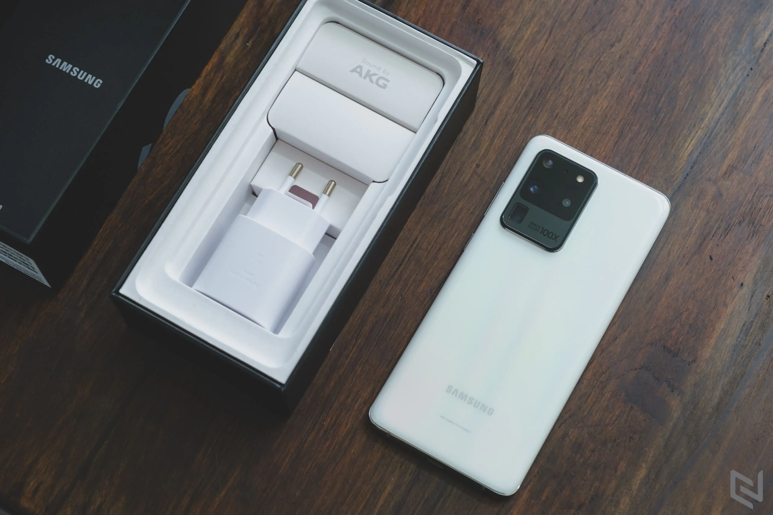 Mở hộp Galaxy S20 Ultra Trắng Thiên Vân: Vẻ đẹp từ sự đơn giản và cao cấp