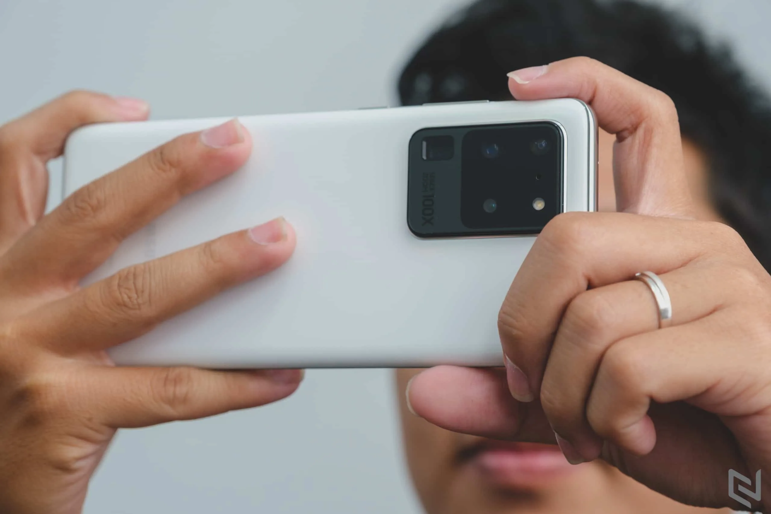 Mở hộp Galaxy S20 Ultra Trắng Thiên Vân: Vẻ đẹp từ sự đơn giản và cao cấp