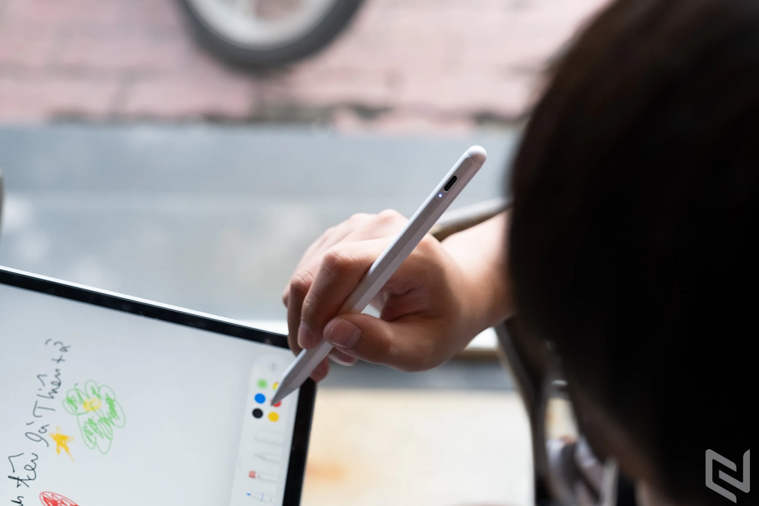 Trên tay bút cảm ứng GOOJODOQ dành cho iPad Pro: Rẻ không đồng nghĩa với kém chất lượng