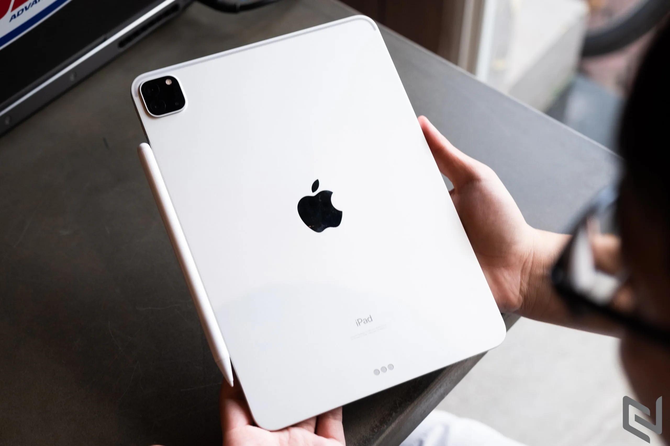 Trên tay bút cảm ứng GOOJODOQ dành cho iPad Pro: Rẻ không đồng nghĩa với kém chất lượng