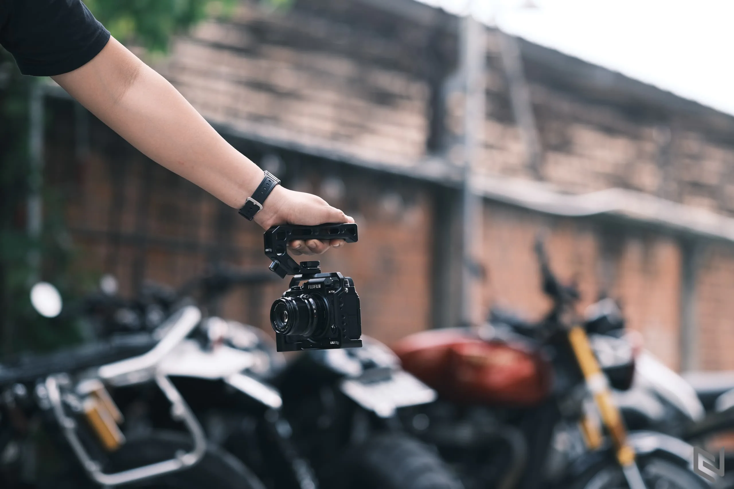Trên tay bộ khung và tay cầm UUrig cho Fujifilm X-T4, bộ phụ kiện hấp dẫn cho các nhà làm phim
