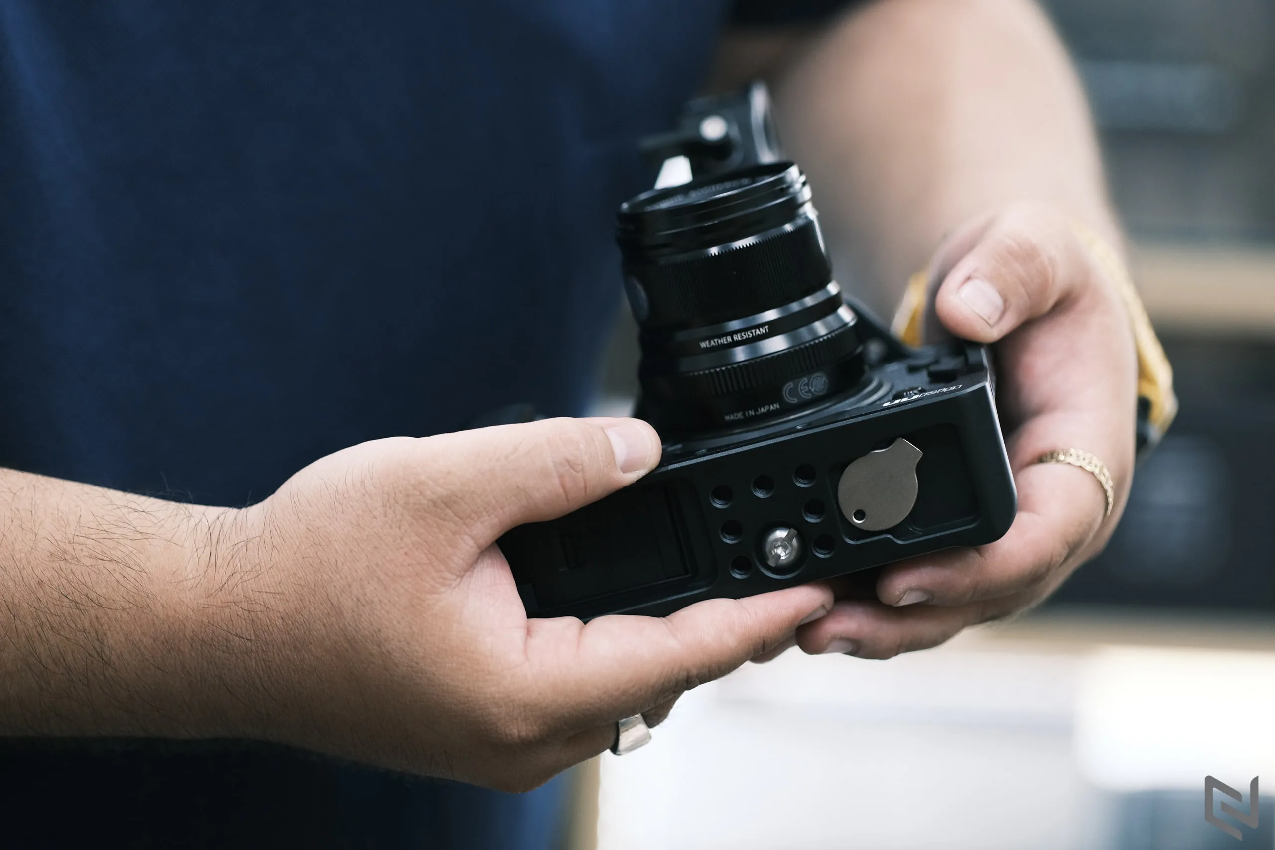 Trên tay bộ khung và tay cầm UUrig cho Fujifilm X-T4, bộ phụ kiện hấp dẫn cho các nhà làm phim