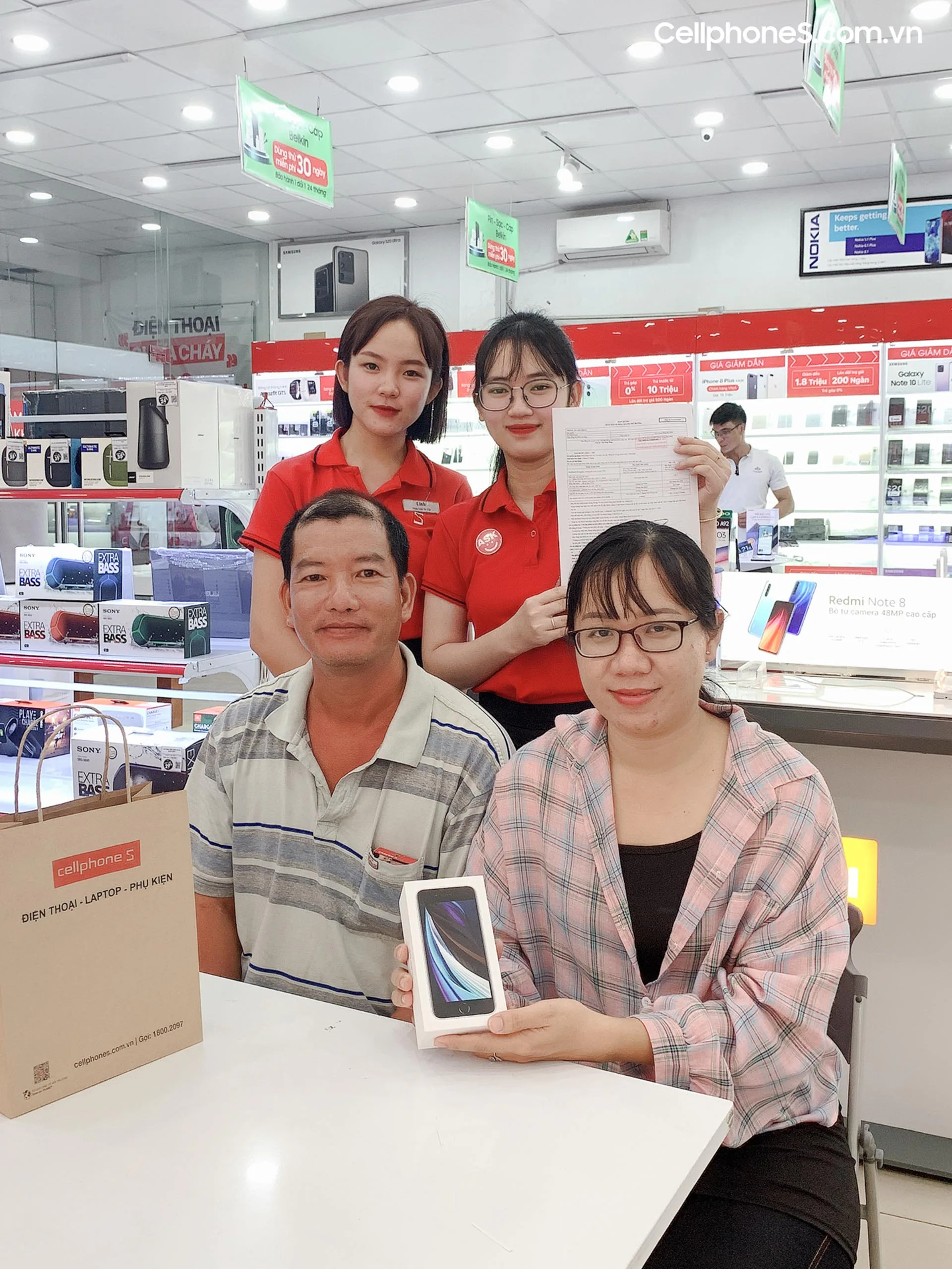 iPhone SE 2020 “âm thầm” mở bán, vượt kì vọng số lượng cọc tại CellphoneS