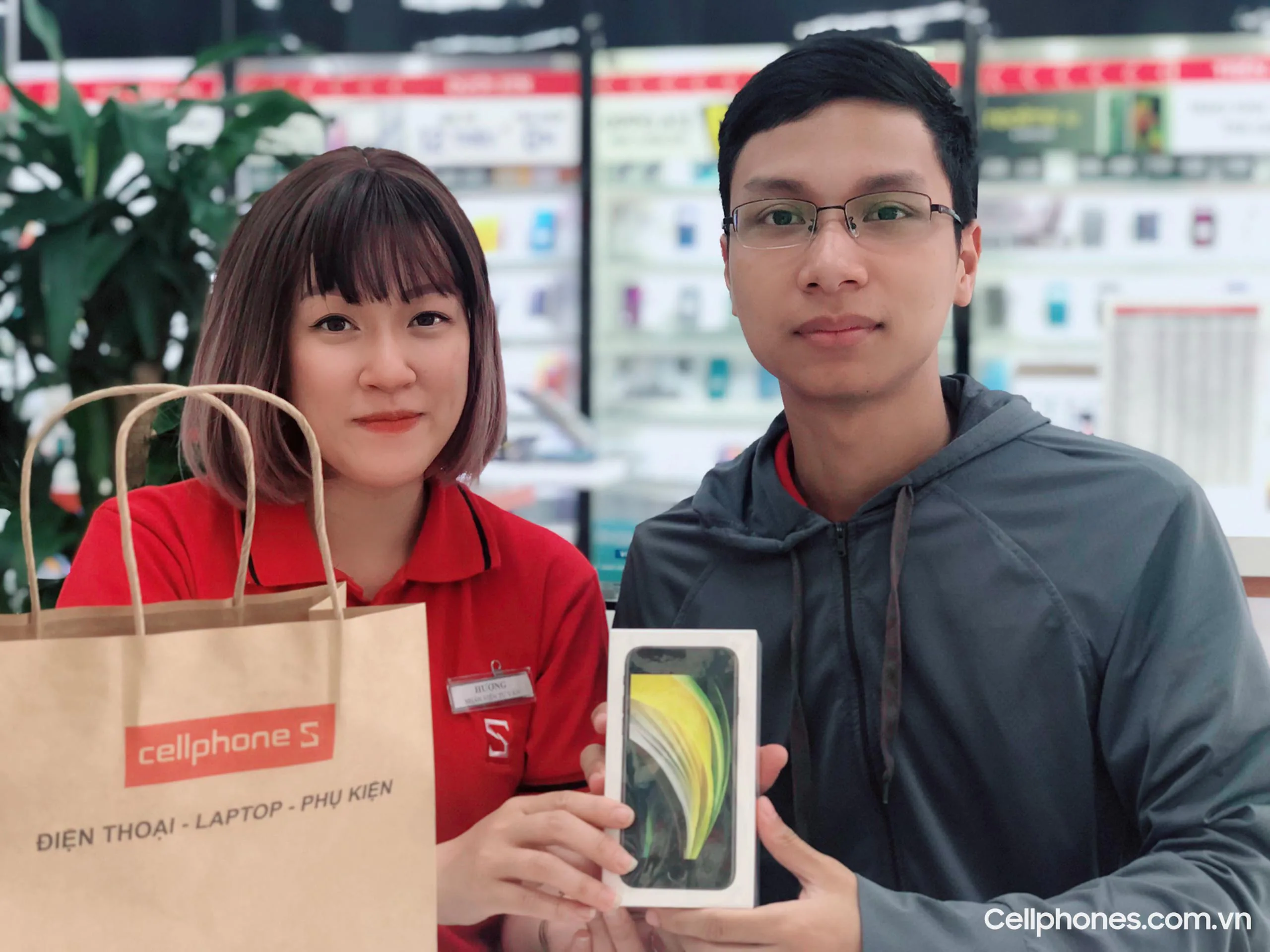 iPhone SE 2020 “âm thầm” mở bán, vượt kì vọng số lượng cọc tại CellphoneS