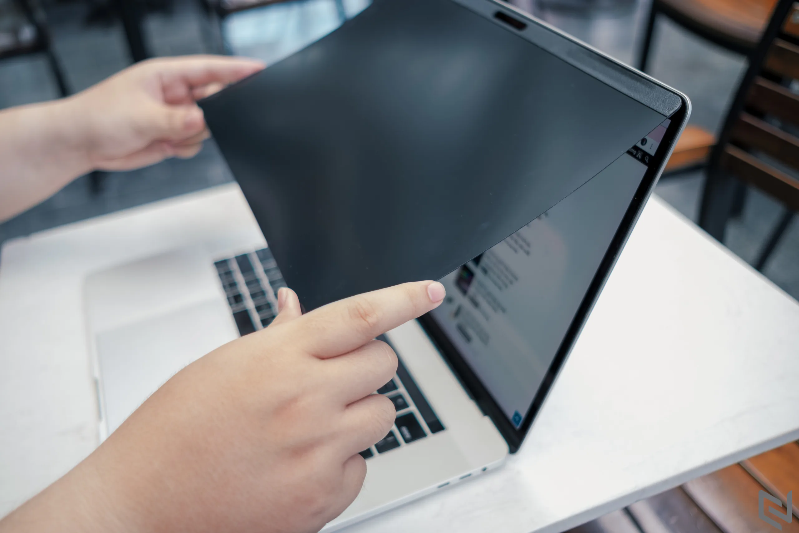 Trên tay miếng dán màn hình chống nhìn trộm Magnetic Mocoll cho MacBook, tháo ra gắn vô dễ dàng, riêng tư hơn ở những nơi công cộng