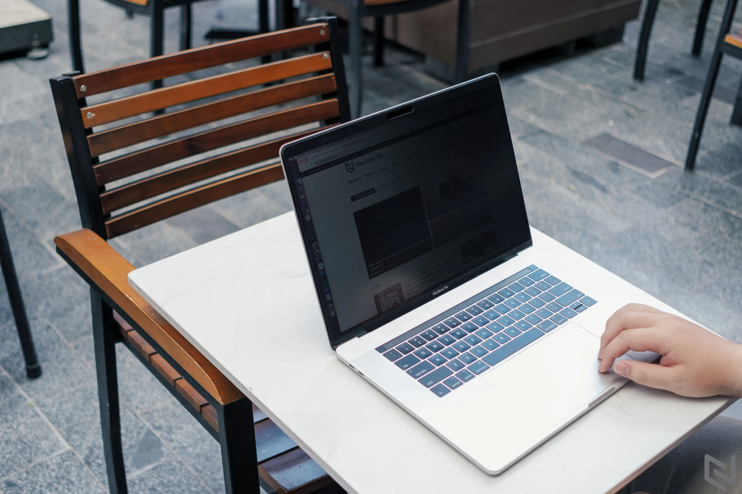 Trên tay miếng dán màn hình chống nhìn trộm Magnetic Mocoll cho MacBook, tháo ra gắn vô dễ dàng, riêng tư hơn ở những nơi công cộng